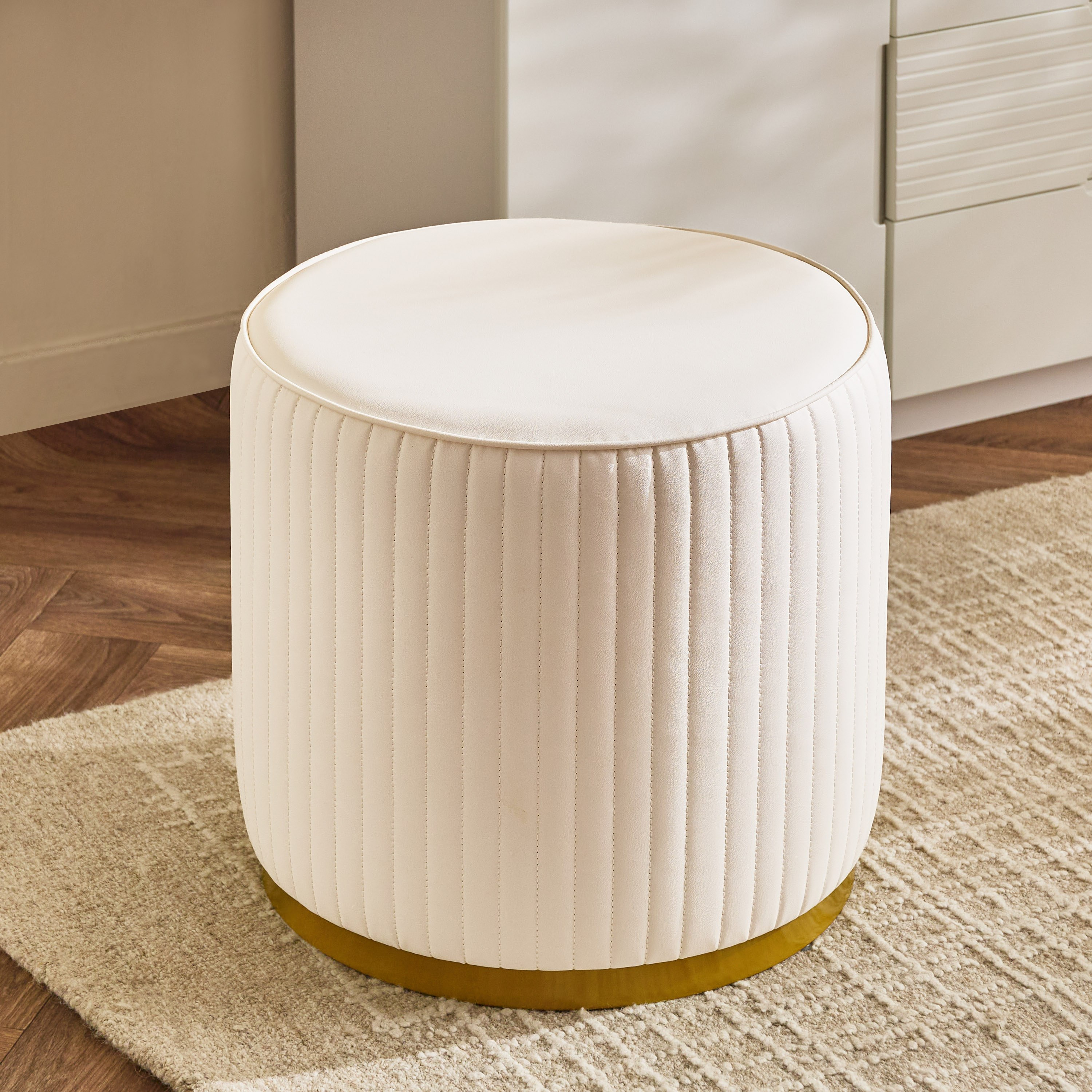 مقعد منجد من مارويل-hbxlivingroom-sofasandarmchairs-ottomansandfootstools-image-2