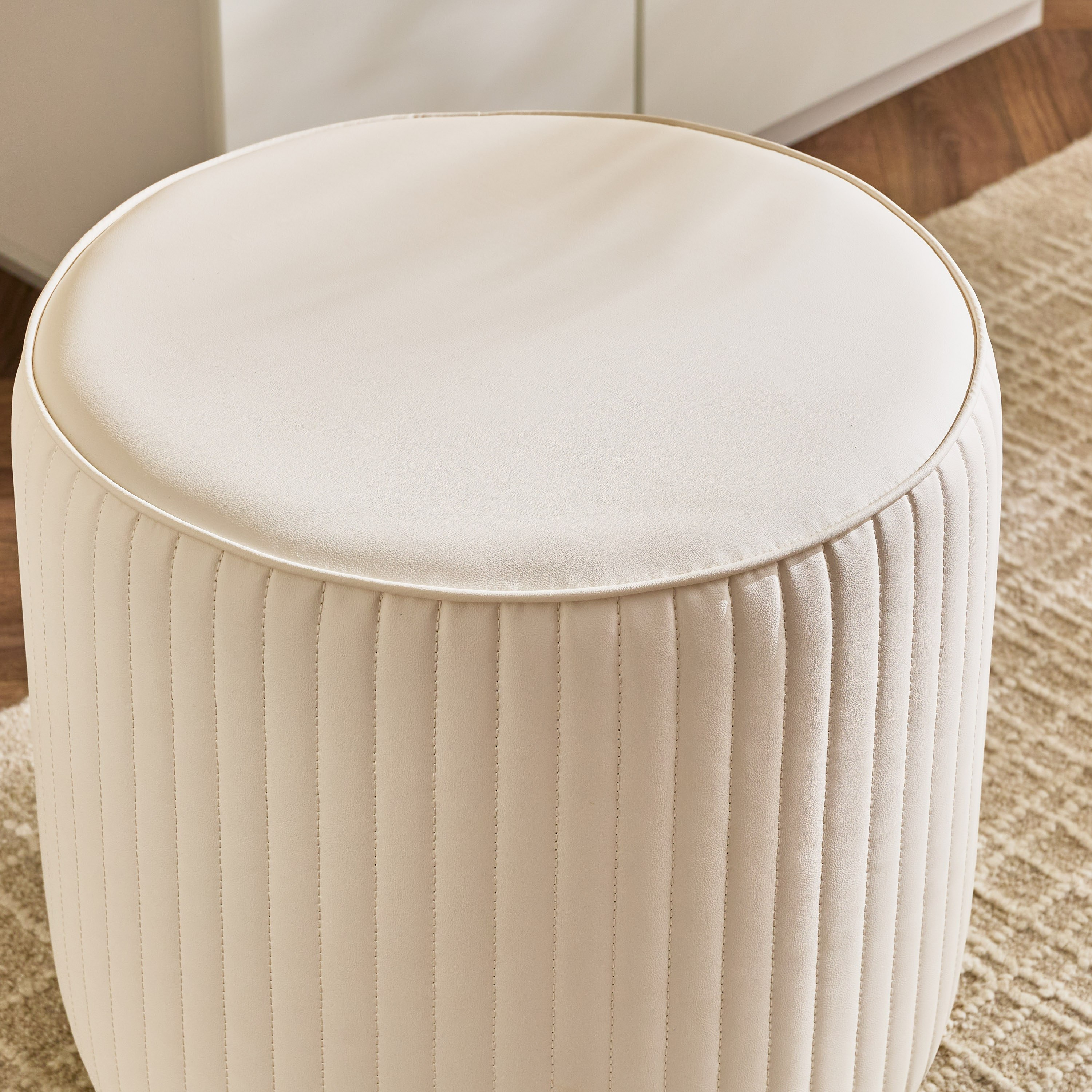 مقعد منجد من مارويل-hbxlivingroom-sofasandarmchairs-ottomansandfootstools-image-3