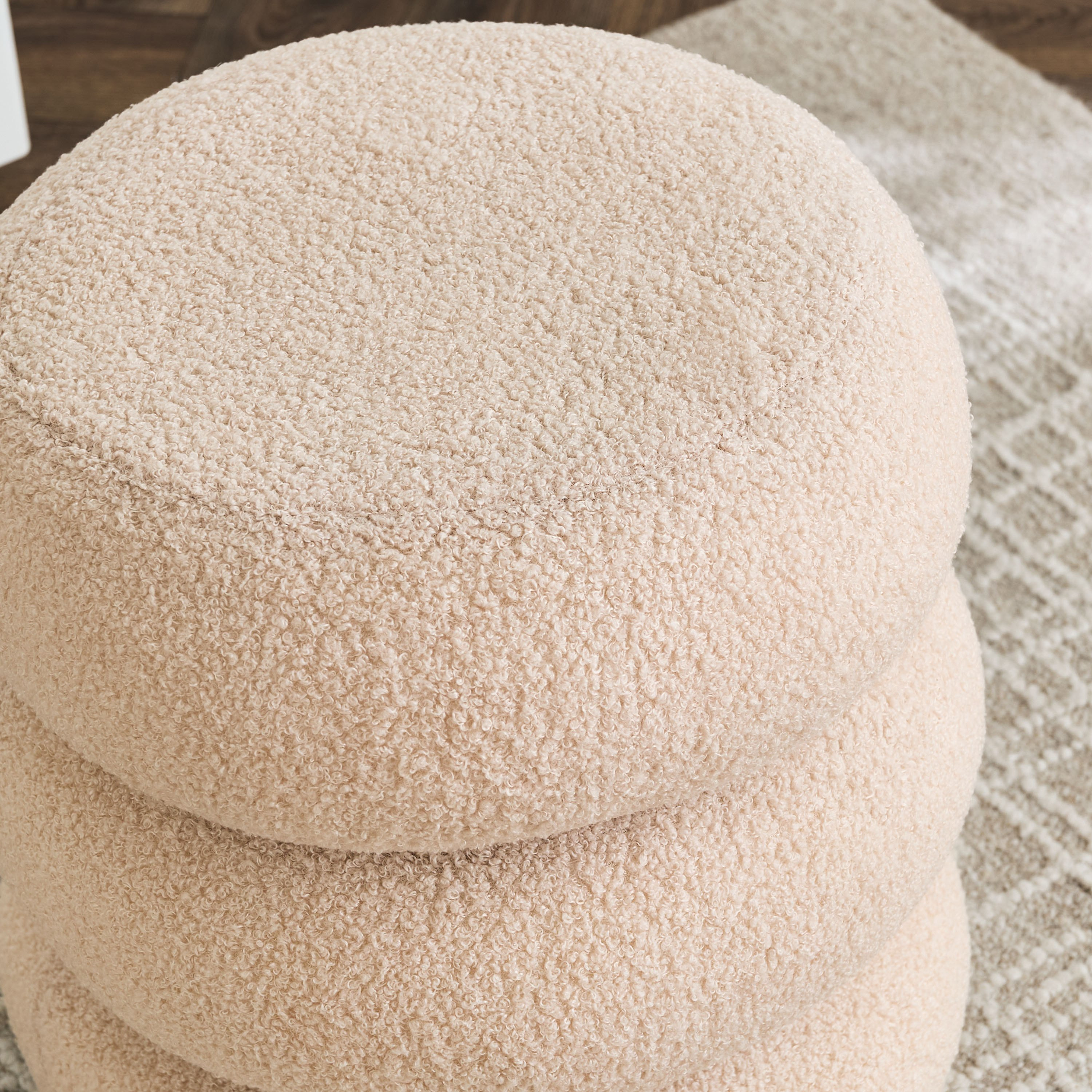 مقعد منجد بتصميم حصى من مارويل-hbxlivingroom-sofasandarmchairs-ottomansandfootstools-image-3