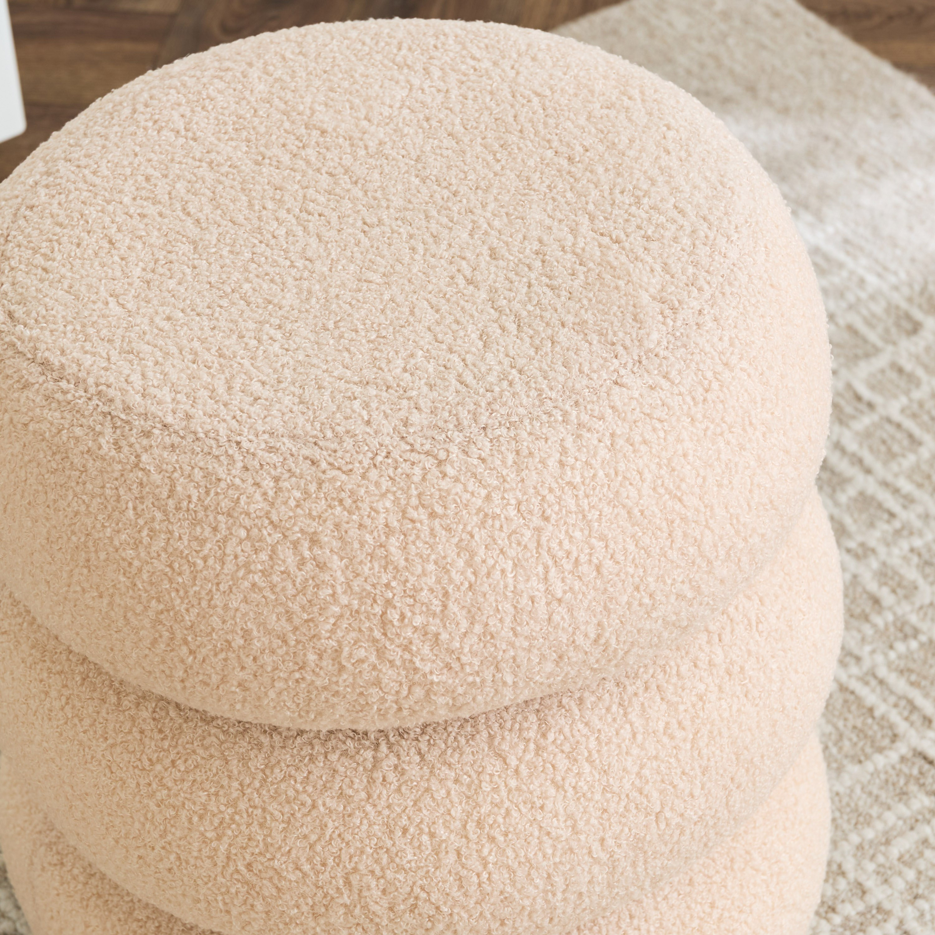 مقعد منجد بتصميم حصى من مارويل-hbxlivingroom-sofasandarmchairs-ottomansandfootstools-image-4