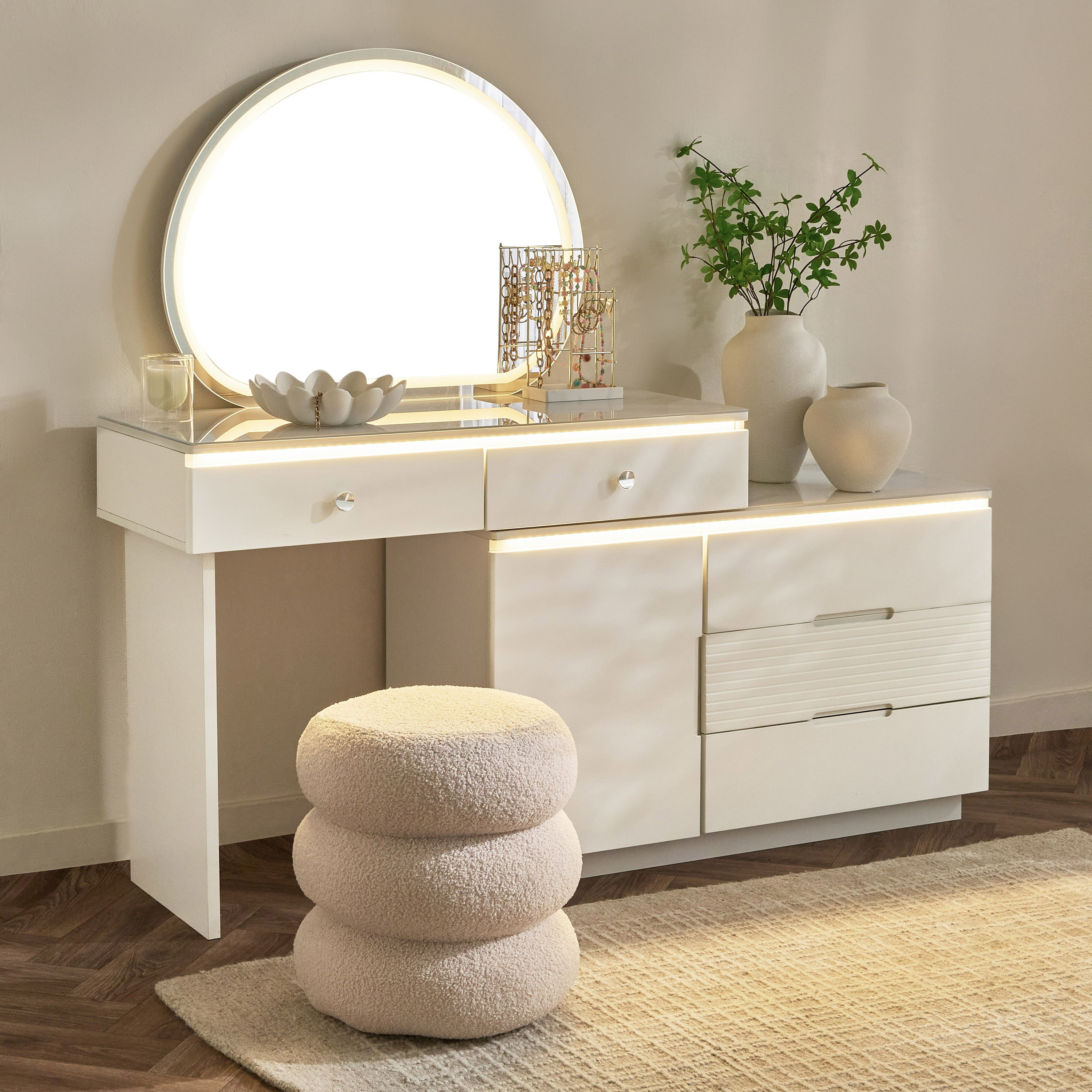 مقعد منجد بتصميم حصى من مارويل-hbxlivingroom-sofasandarmchairs-ottomansandfootstools-image-5