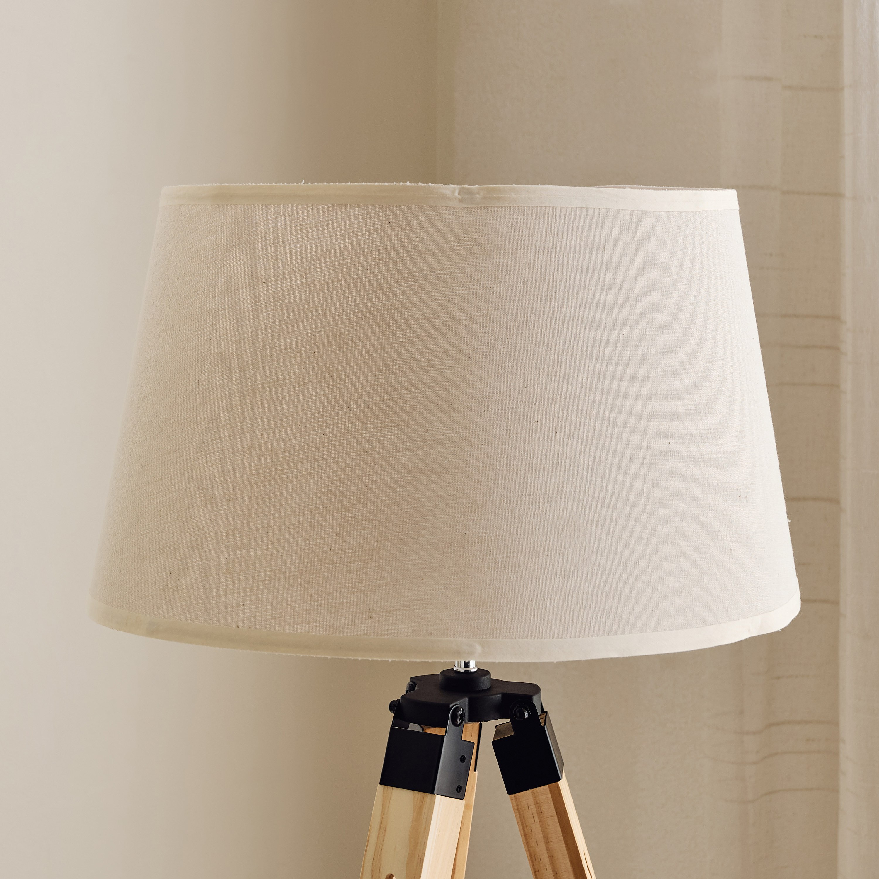 مصباح أرضية من الخشب الصلب ثلاثي القوائم مع غطاء قماش من زيمر - 35×145 سم-hbxhomeware-hbxdecorandfurnishings-image-4