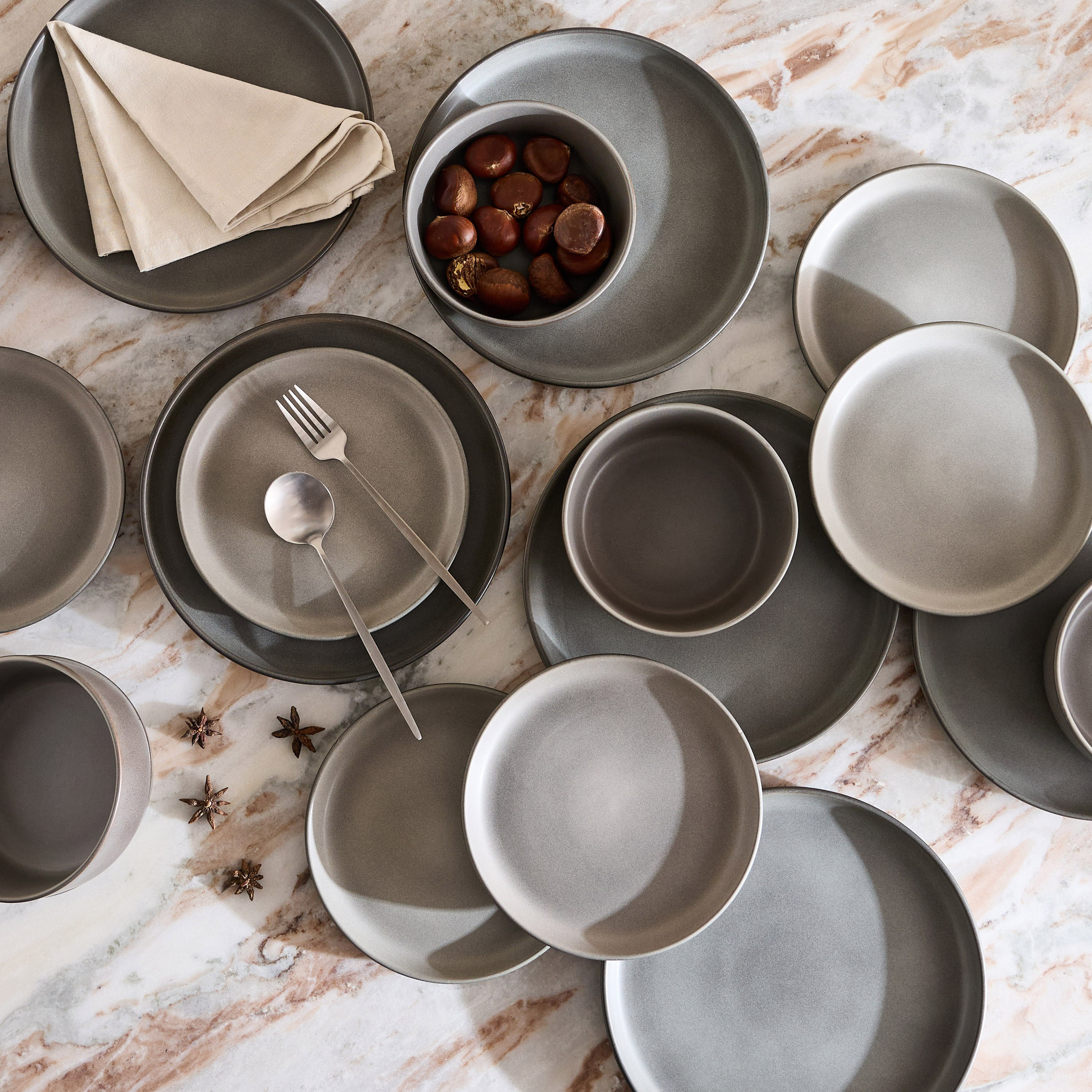 طقم عشاء 18 قطعة بطلاء تفاعلي من إليجنزا - يخدم 6 أفراد-hbxdiningroom-tabletop-dinnersets-image-1