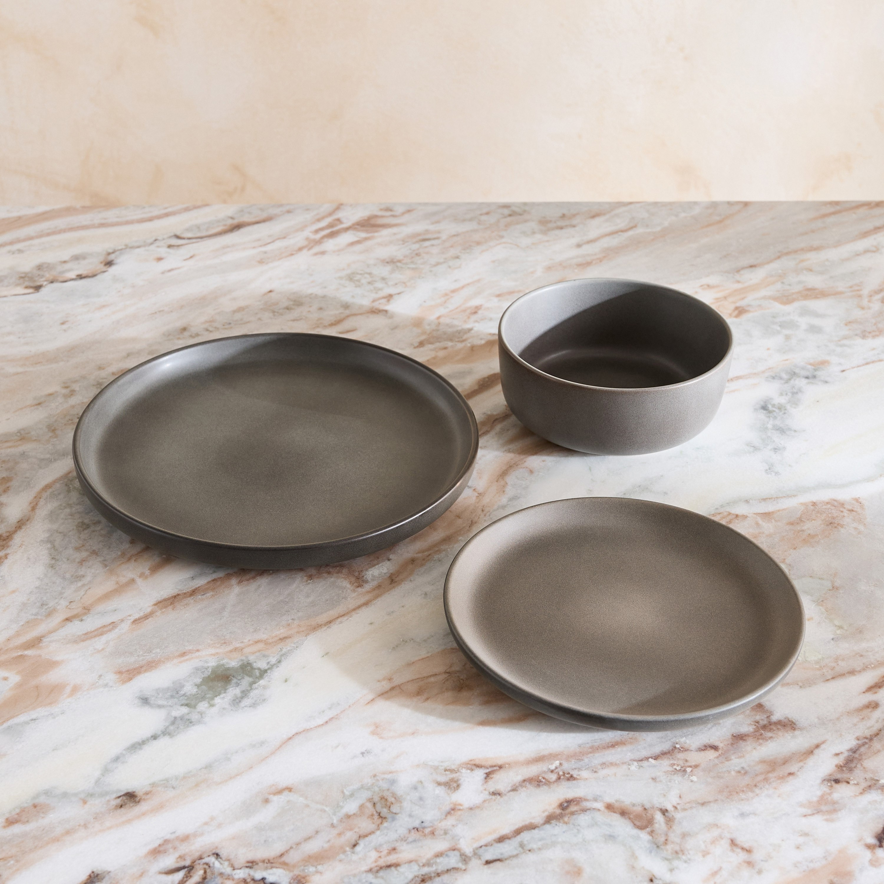 طقم عشاء 18 قطعة بطلاء تفاعلي من إليجنزا - يخدم 6 أفراد-hbxdiningroom-tabletop-dinnersets-image-2