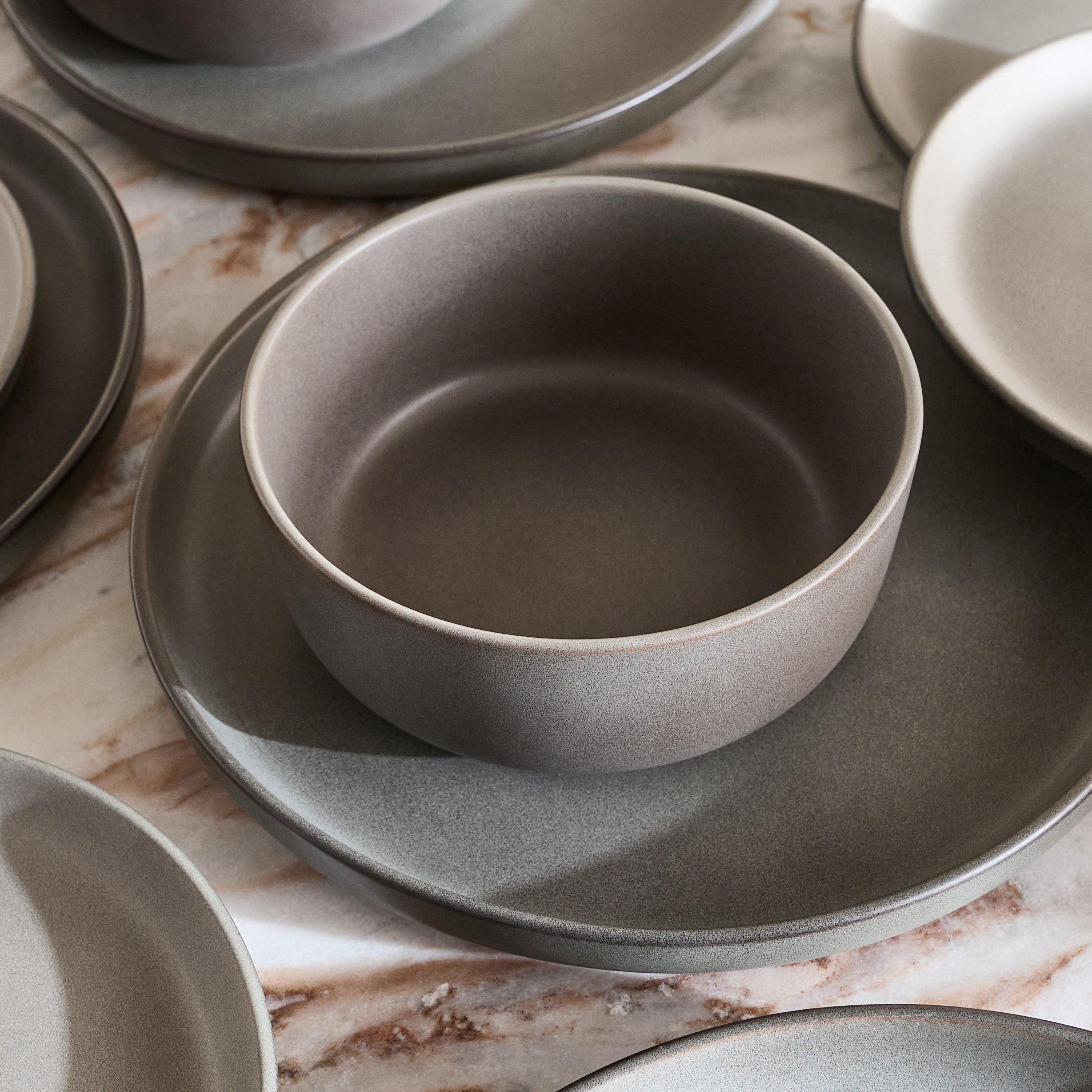طقم عشاء 18 قطعة بطلاء تفاعلي من إليجنزا - يخدم 6 أفراد-hbxdiningroom-tabletop-dinnersets-image-3