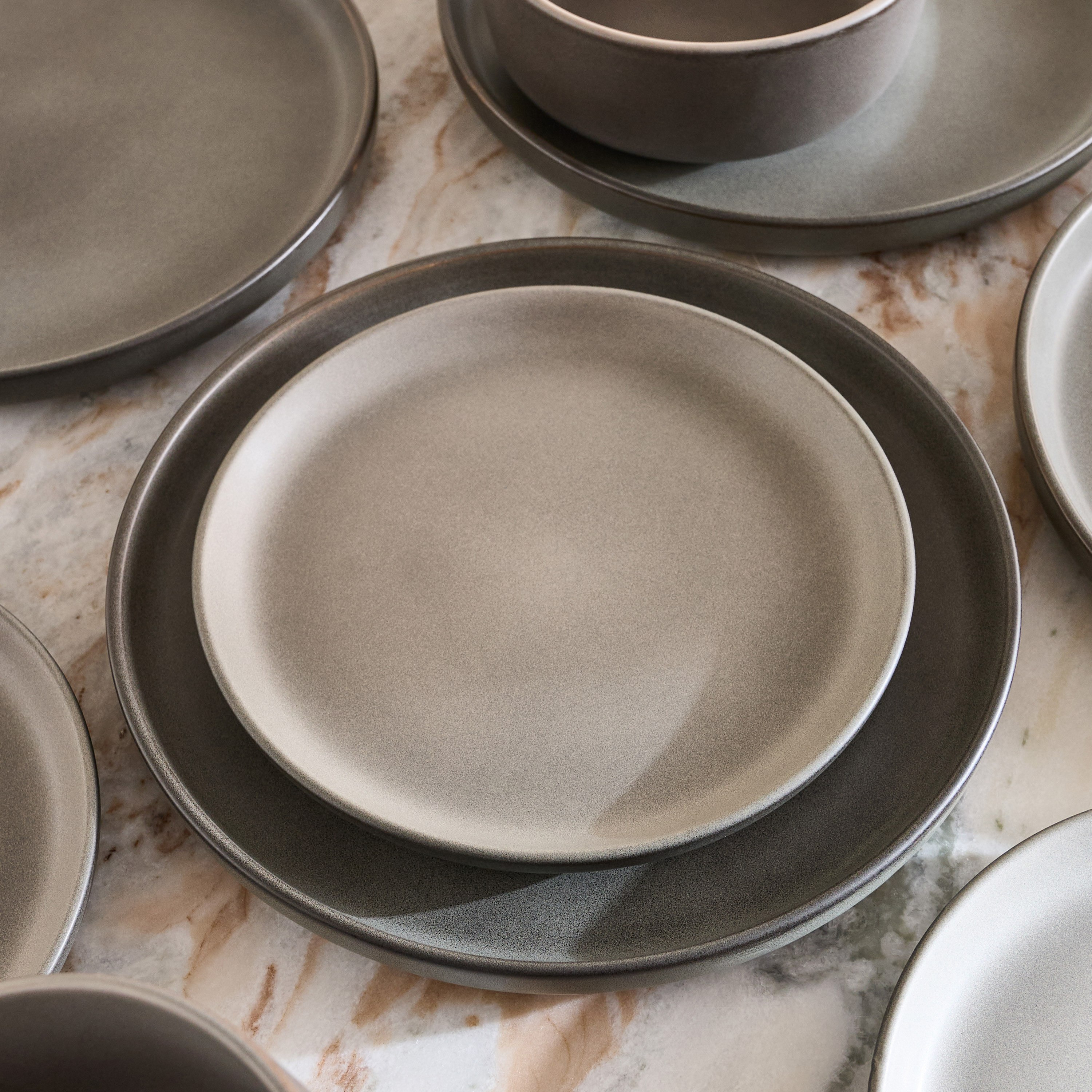 طقم عشاء 18 قطعة بطلاء تفاعلي من إليجنزا - يخدم 6 أفراد-hbxdiningroom-tabletop-dinnersets-image-4