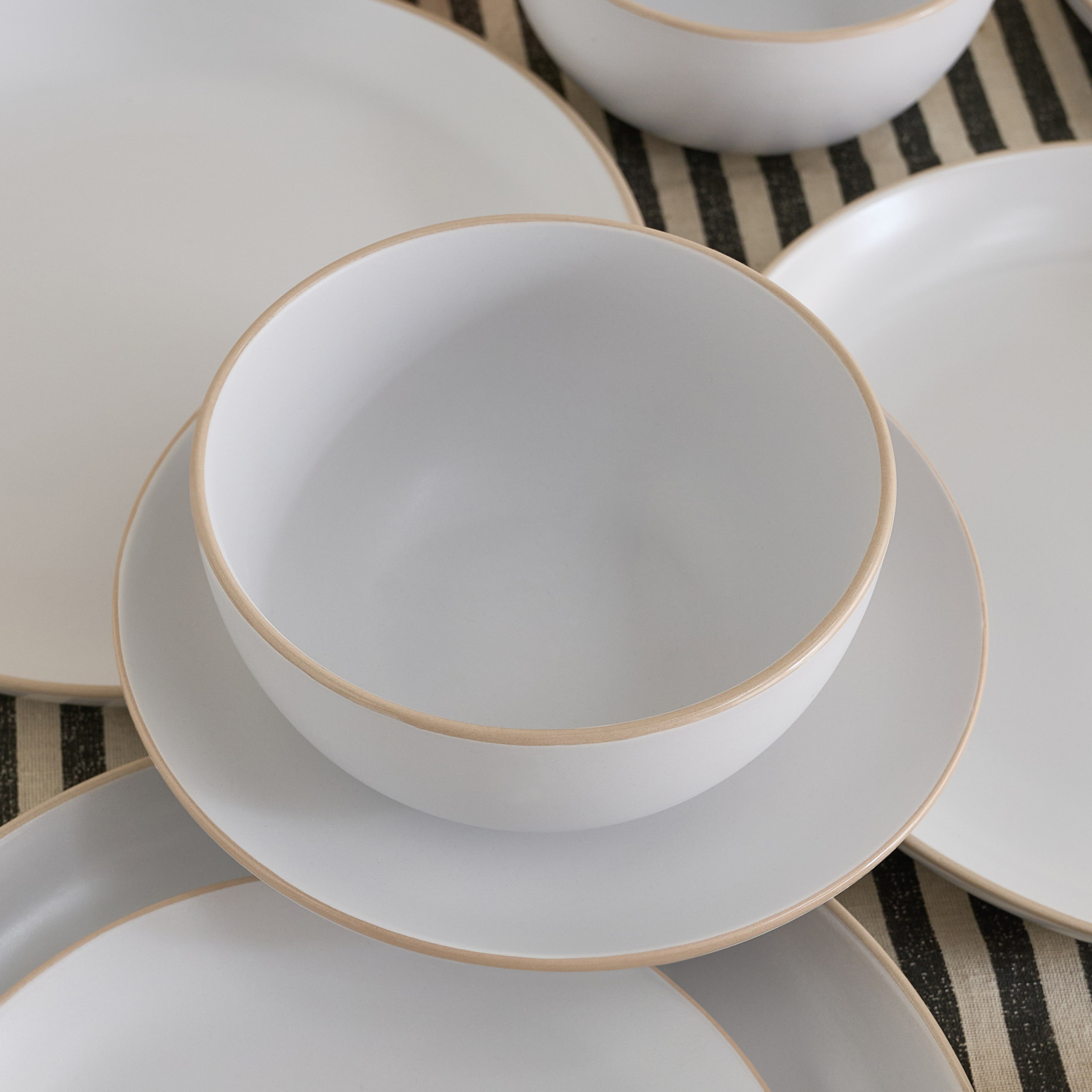 طقم عشاء 12 قطعة أوليفيا من إليجنزا - يخدم 4 أفراد-hbxdiningroom-tabletop-dinnersets-image-3