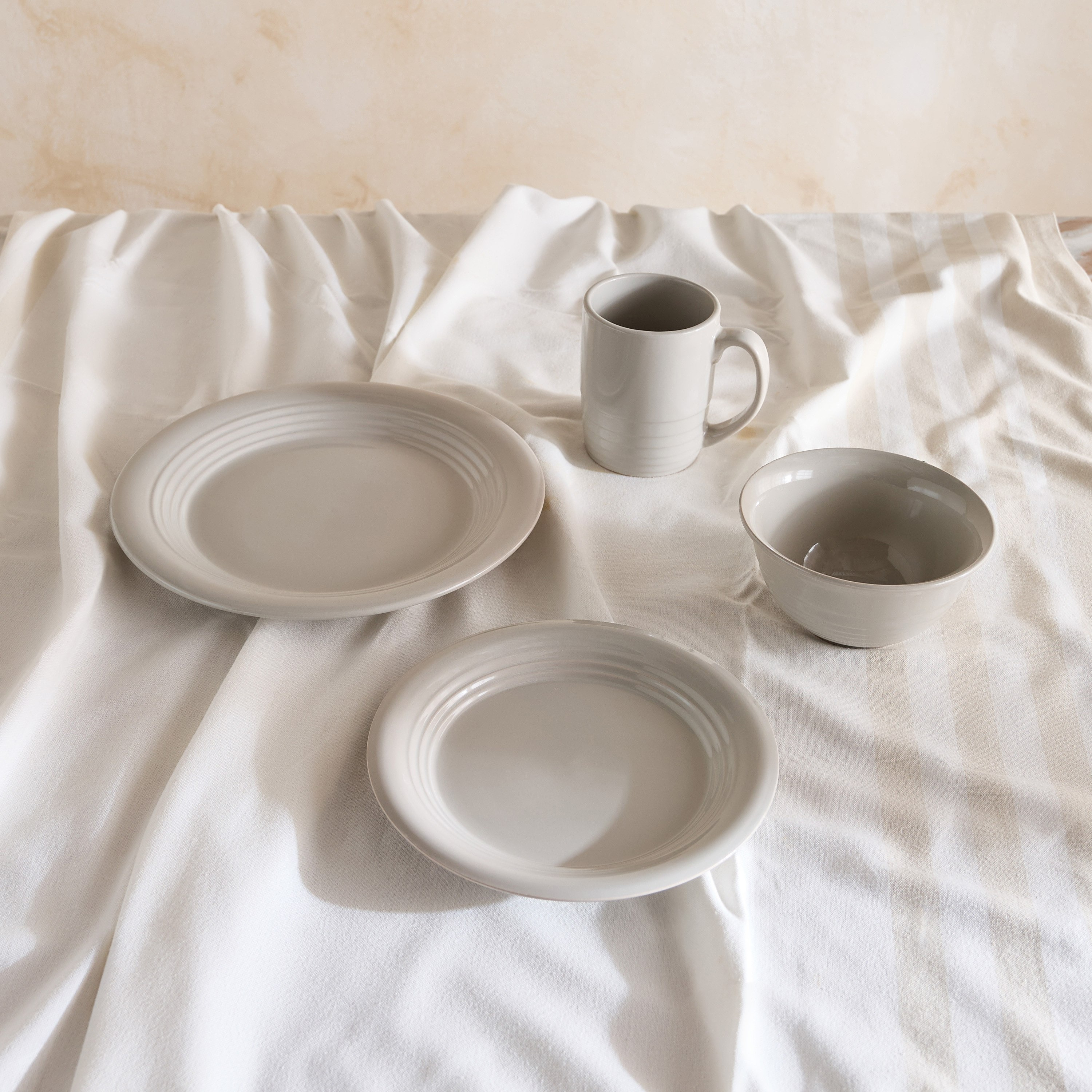طقم عشاء منقوش 16 قطعة من إليجنزا - يخدم 4 أفراد-hbxdiningroom-tabletop-dinnersets-image-2