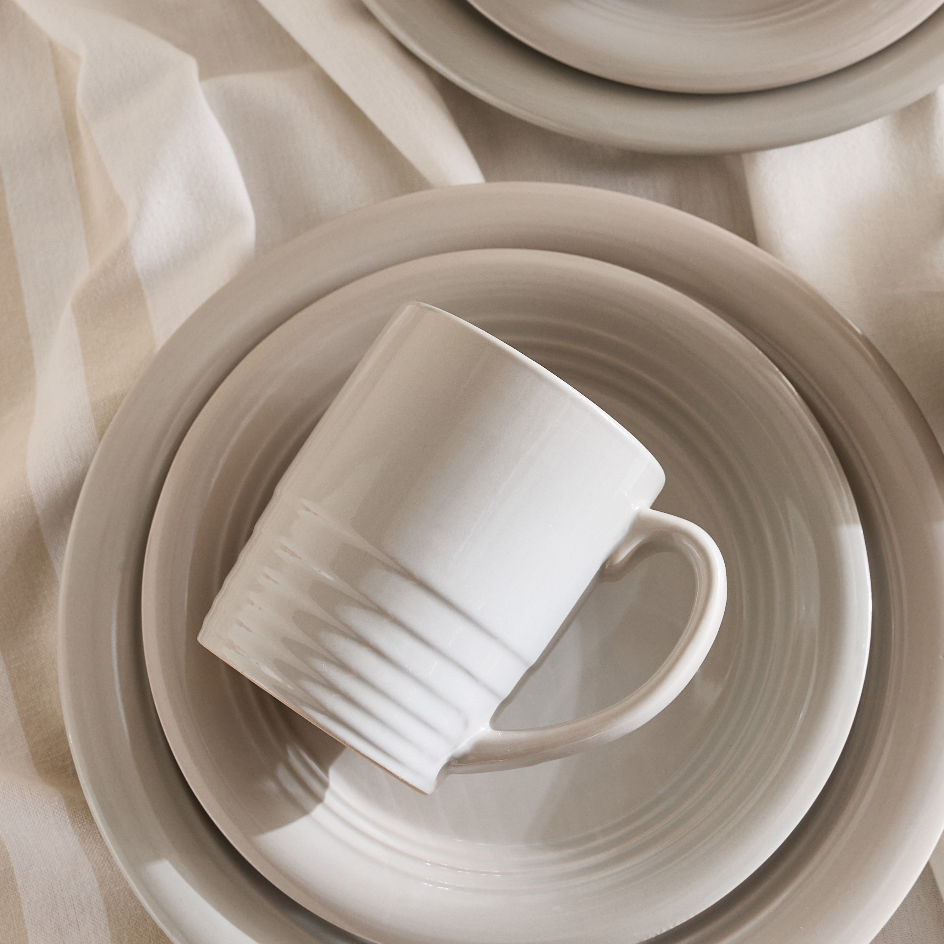 طقم عشاء منقوش 16 قطعة من إليجنزا - يخدم 4 أفراد-hbxdiningroom-tabletop-dinnersets-image-5