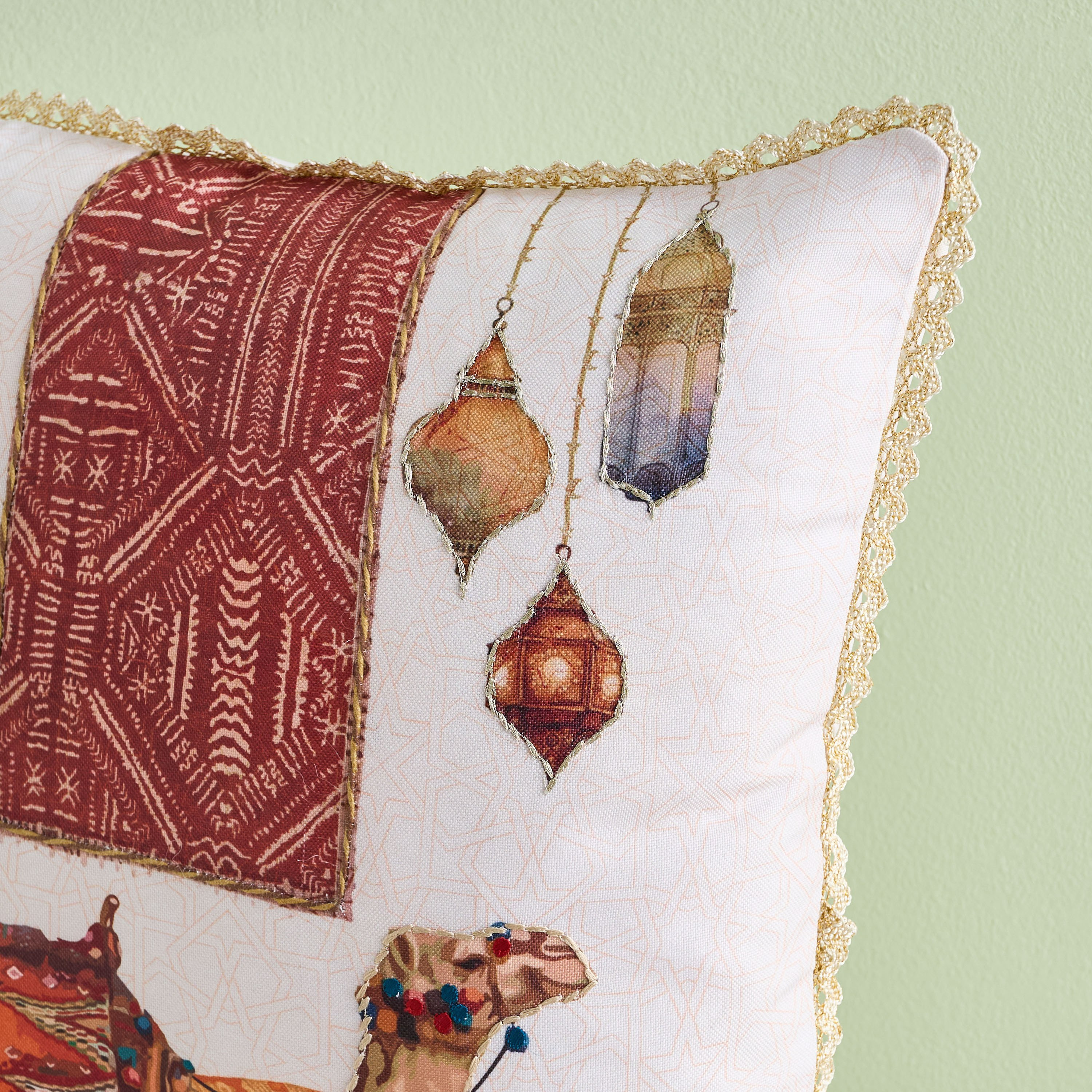 وسادة محشوة بتصميم جمل من زينة - 45x45 سم-hbxlivingroom-furnishings-cushionsandcovers-filledcushions-image-2