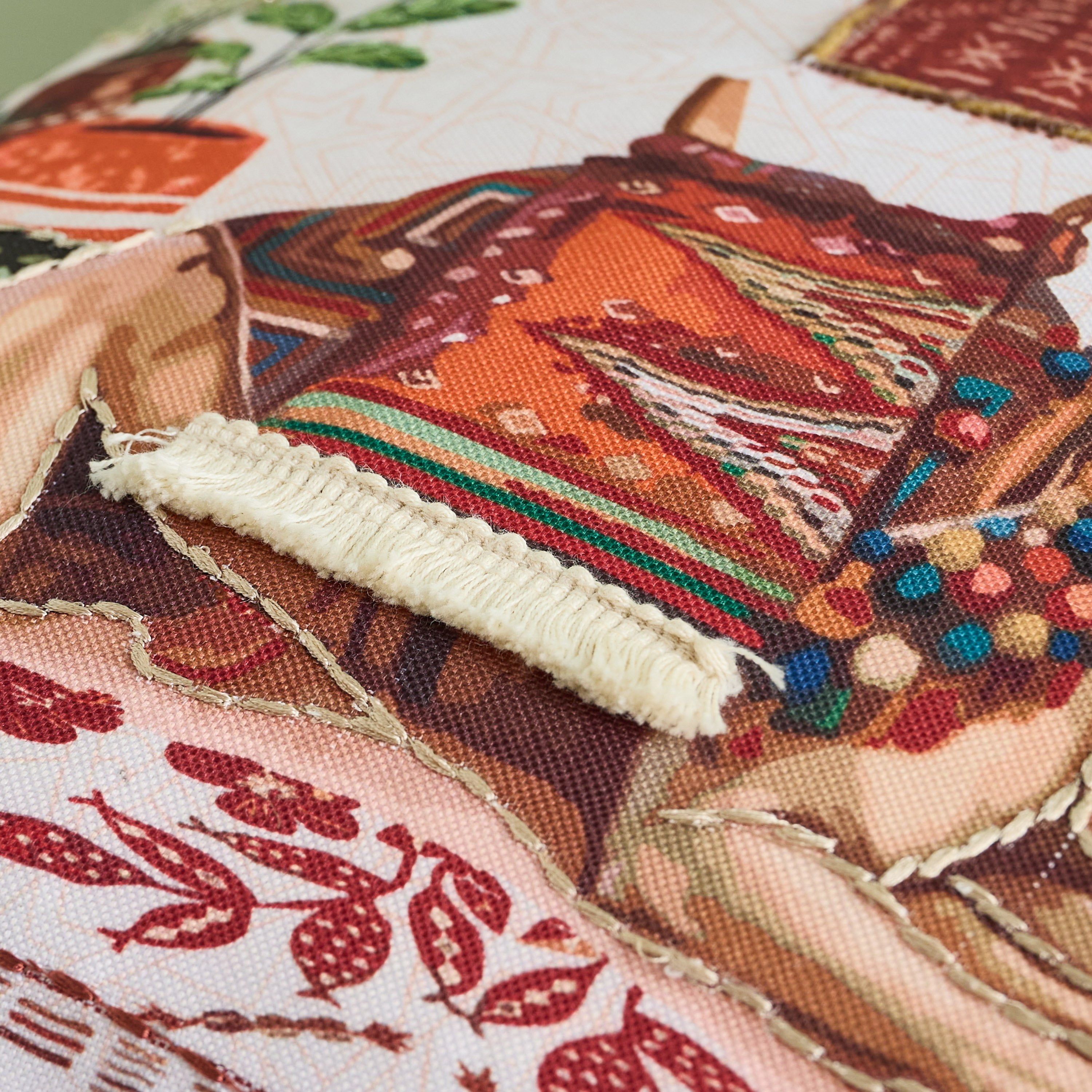 وسادة محشوة بتصميم جمل من زينة - 45x45 سم-hbxlivingroom-furnishings-cushionsandcovers-filledcushions-image-3