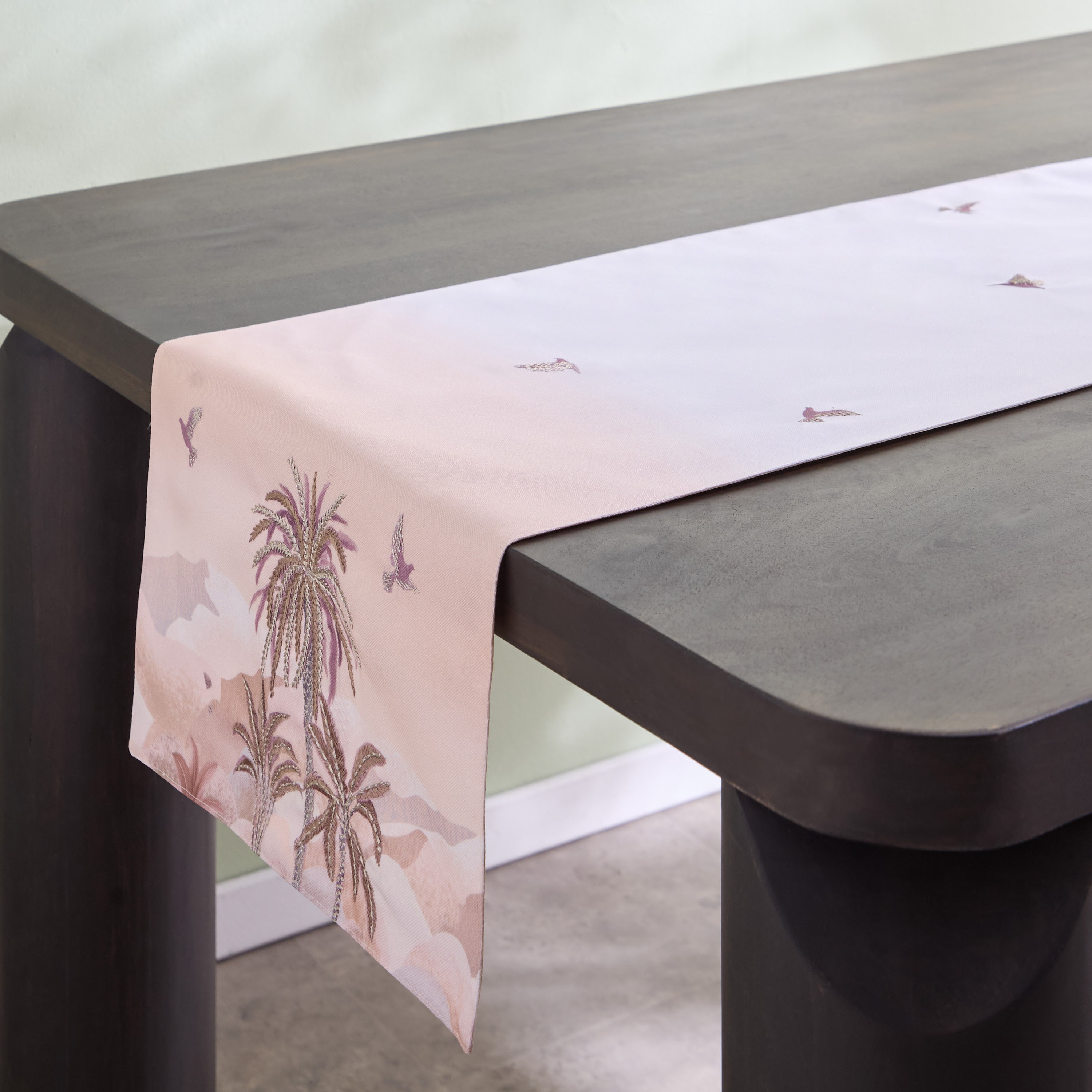 مفرش طاولة بتصميم واحة من صحارا - 33x120 سم-hbxdecorandfurnishings-homefurnishings-tablelinens-image-2