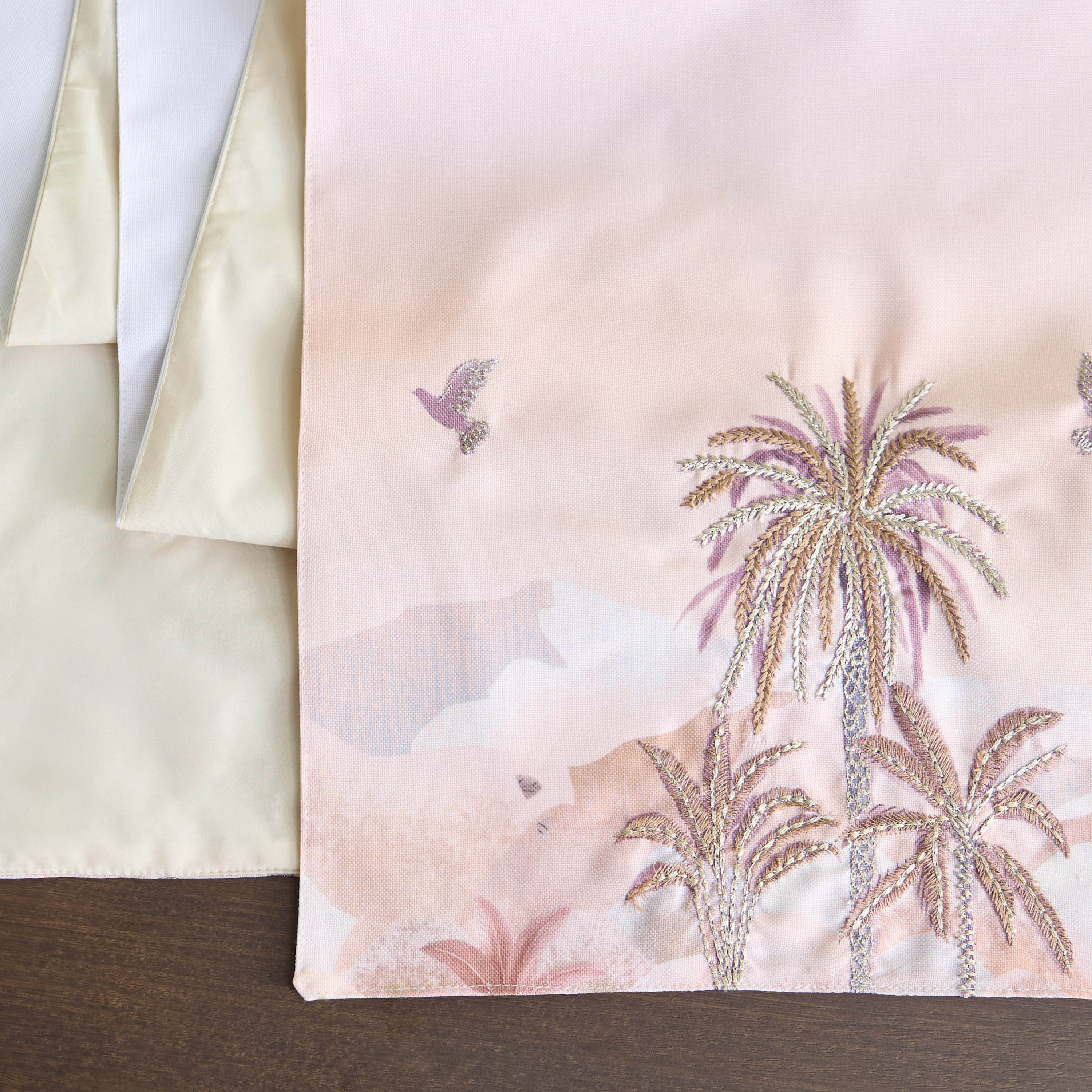 مفرش طاولة بتصميم واحة من صحارا - 33x120 سم-hbxdecorandfurnishings-homefurnishings-tablelinens-image-4