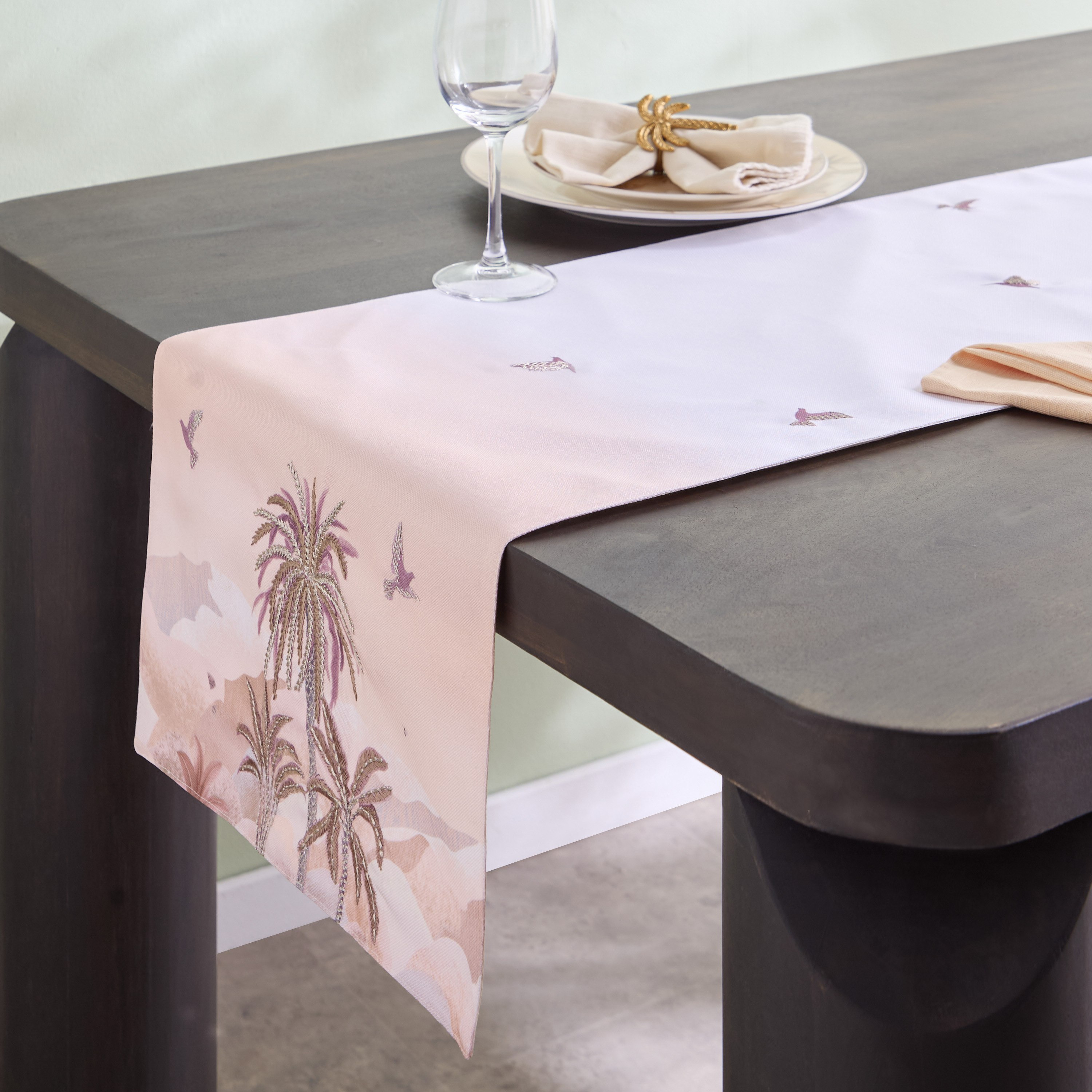 مفرش طاولة بتصميم واحة من صحارا - 33x180 سم-hbxdecorandfurnishings-homefurnishings-tablelinens-image-1