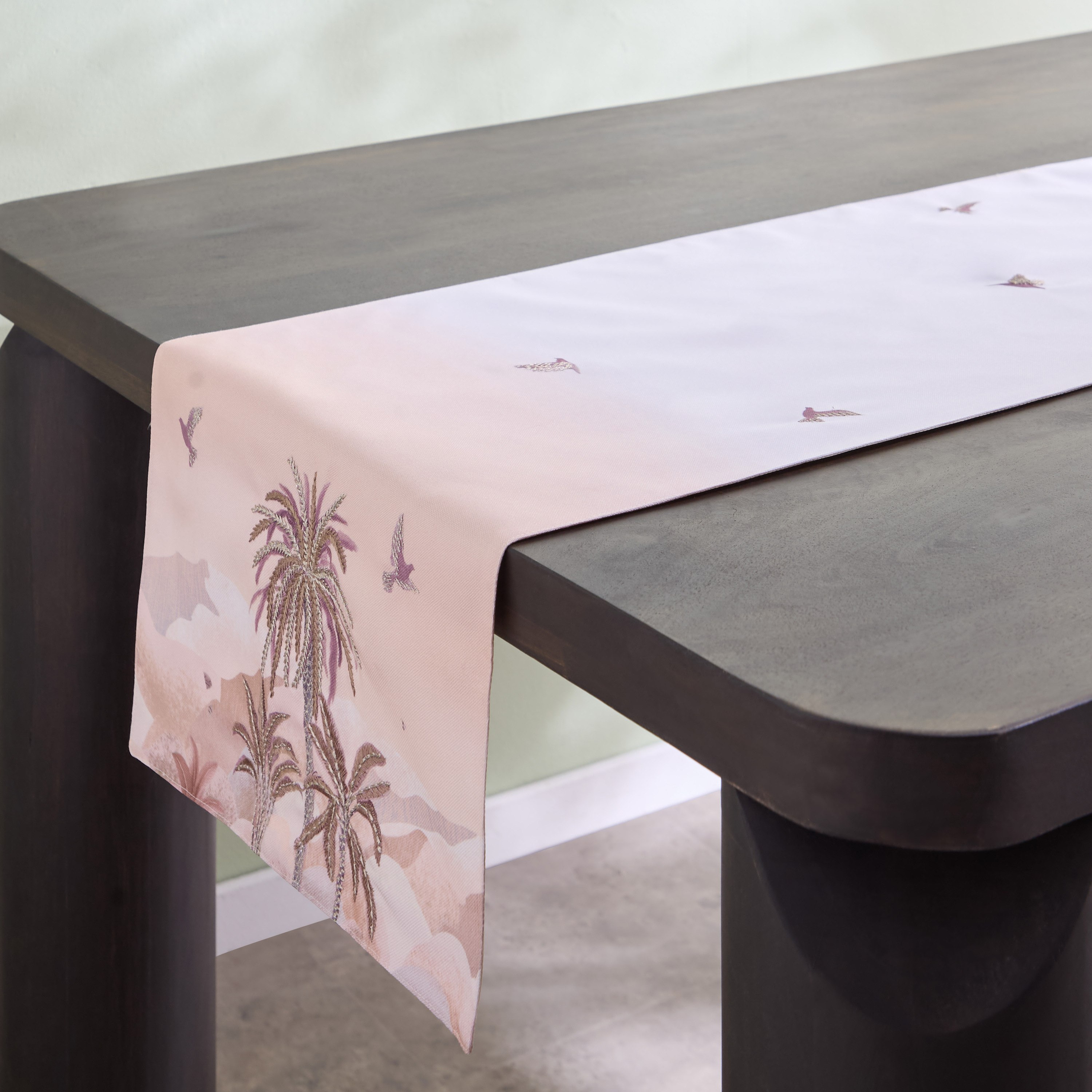 مفرش طاولة بتصميم واحة من صحارا - 33x180 سم-hbxdecorandfurnishings-homefurnishings-tablelinens-image-2