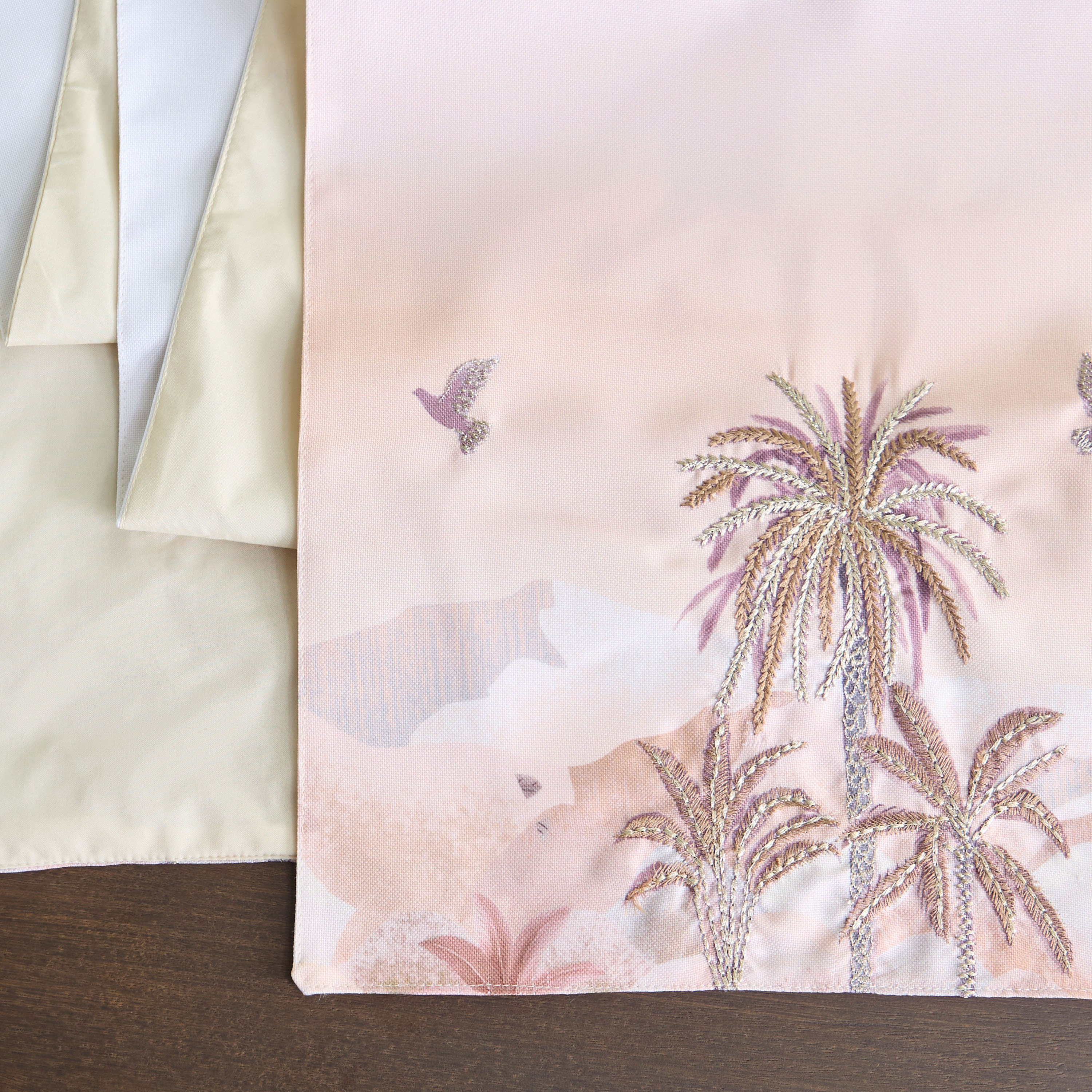 مفرش طاولة بتصميم واحة من صحارا - 33x180 سم-hbxdecorandfurnishings-homefurnishings-tablelinens-image-4