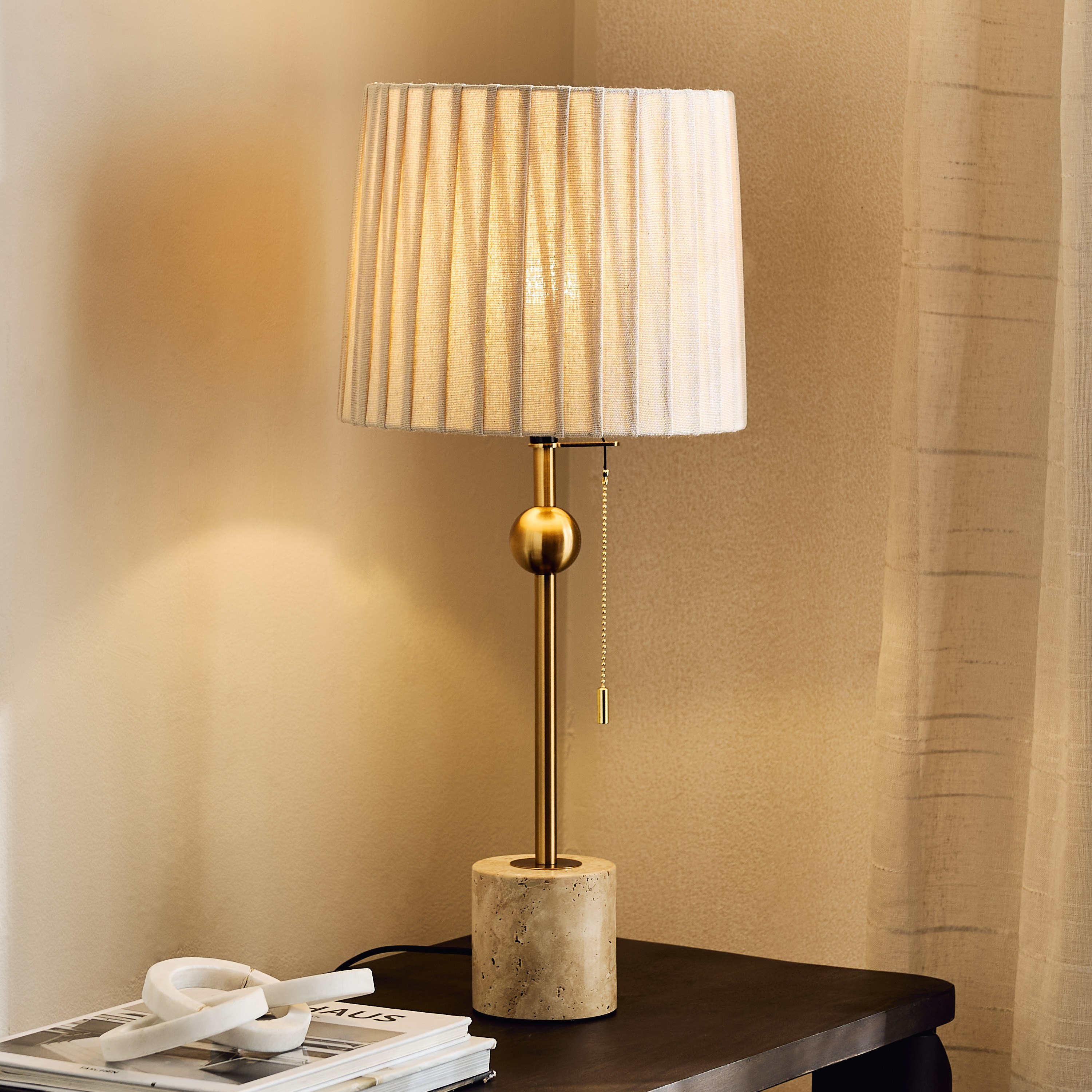 مصباح طاولة من الترافرتين والمعدن بغطاء بكسرات وسلسلة سحب من زيستون – 62 سم-hbxlivingroom-lighting-tablelamps-image-1