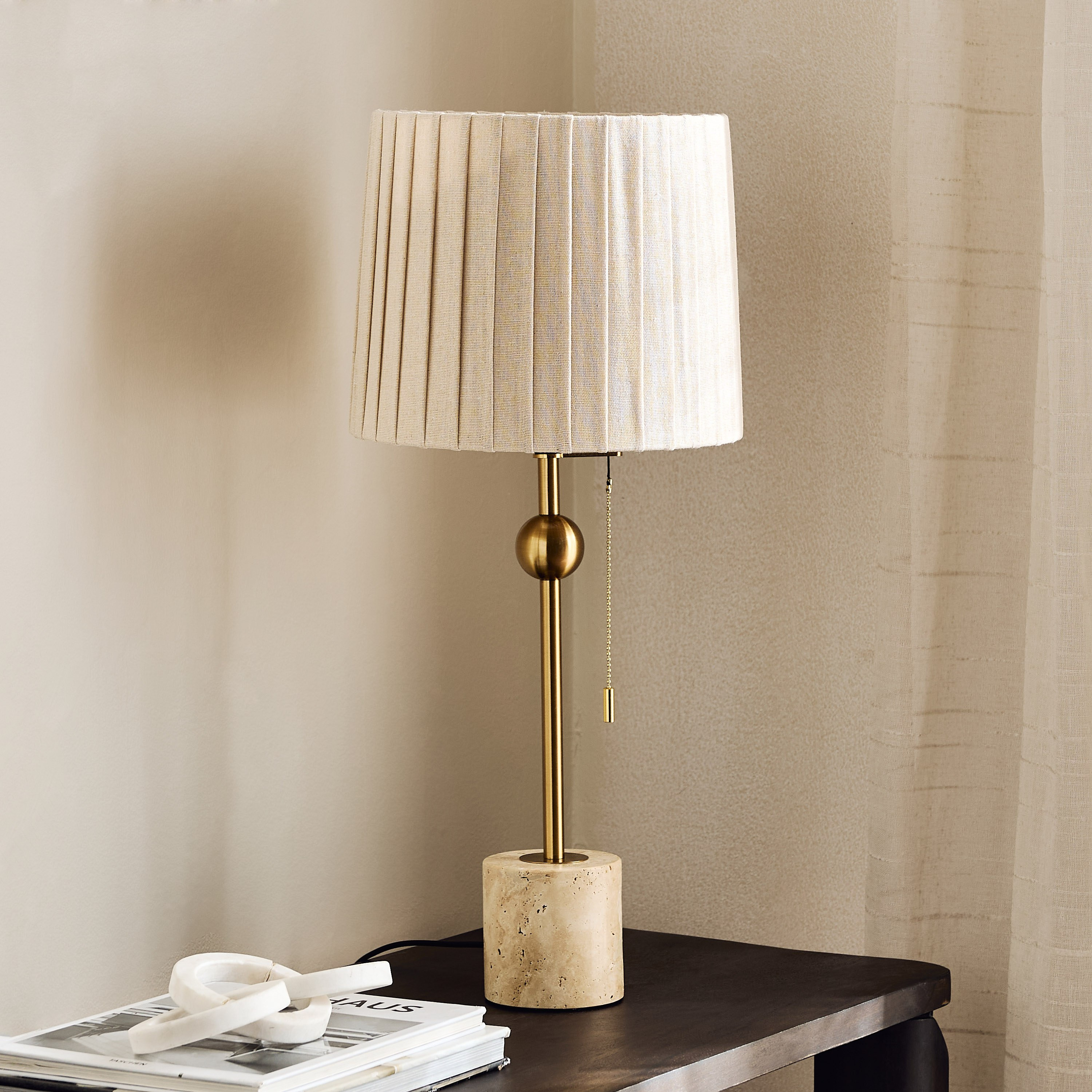مصباح طاولة من الترافرتين والمعدن بغطاء بكسرات وسلسلة سحب من زيستون – 62 سم-hbxlivingroom-lighting-tablelamps-image-2