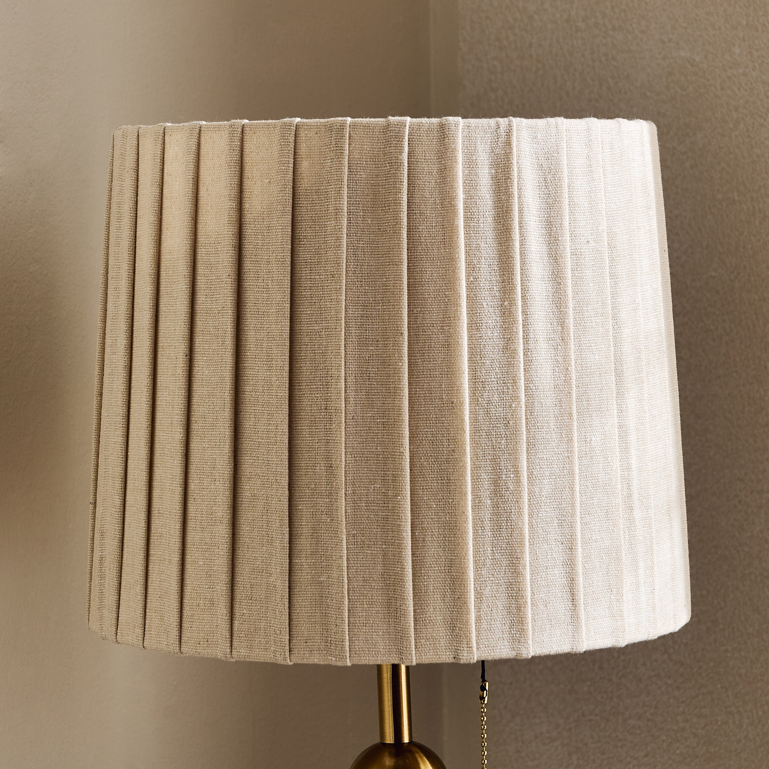 مصباح طاولة من الترافرتين والمعدن بغطاء بكسرات وسلسلة سحب من زيستون – 62 سم-hbxlivingroom-lighting-tablelamps-image-3