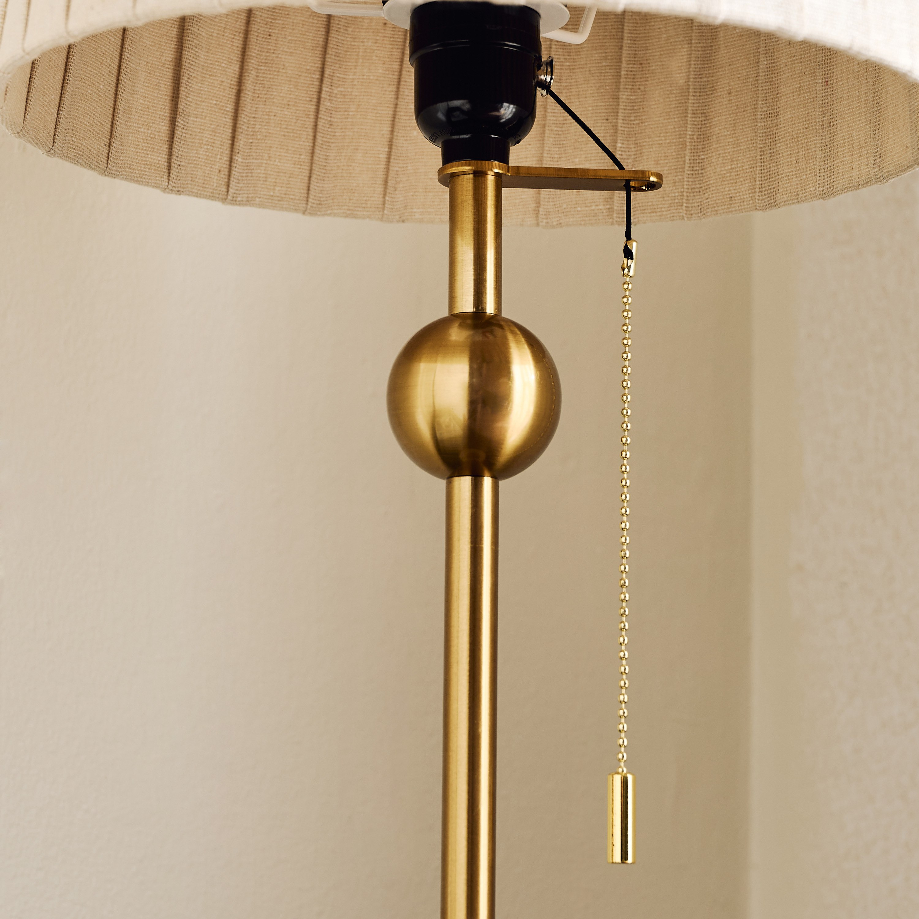 مصباح طاولة من الترافرتين والمعدن بغطاء بكسرات وسلسلة سحب من زيستون – 62 سم-hbxlivingroom-lighting-tablelamps-image-4