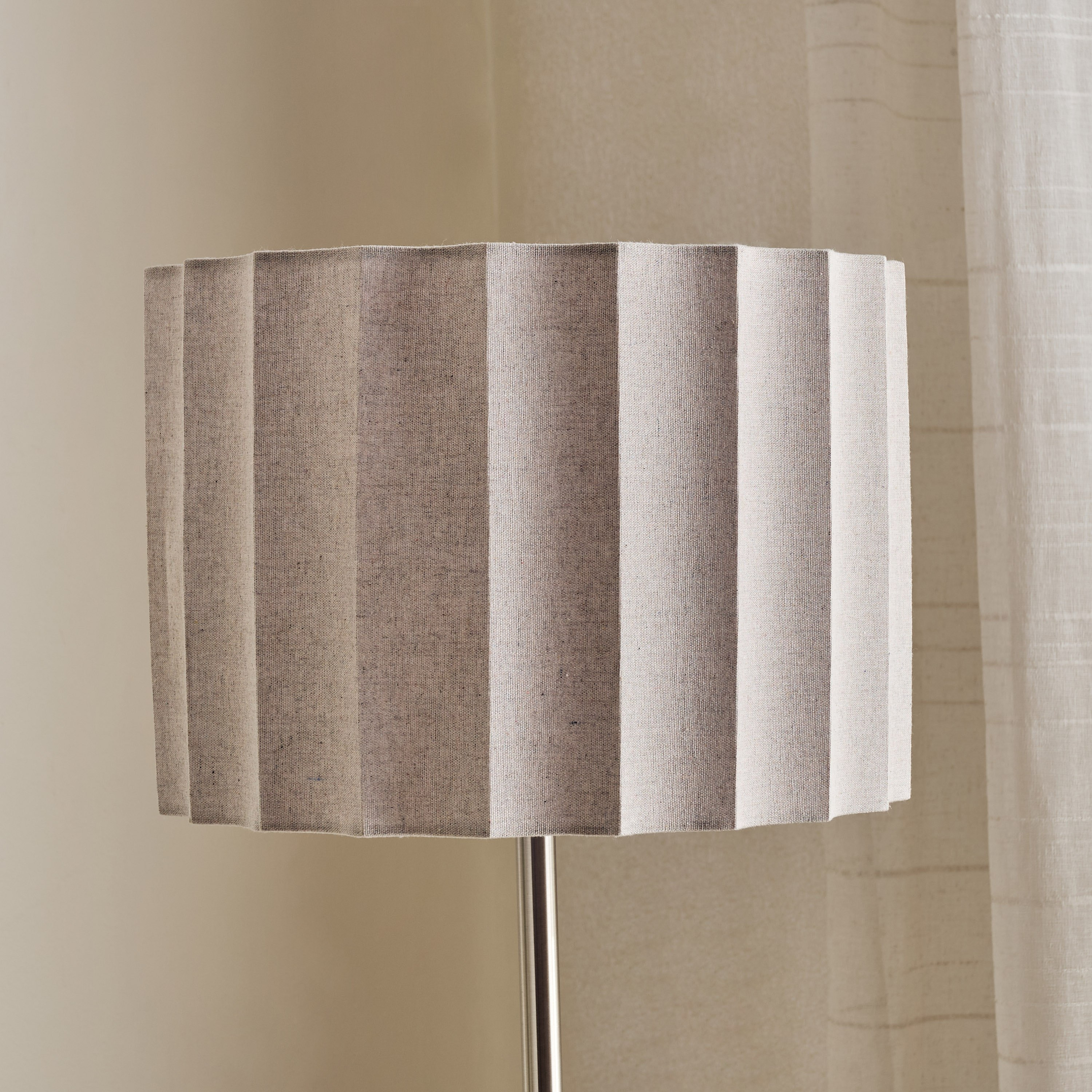 مصباح أرضية من المعدن والبوليريسين بغطاء بطيّات من زيستون - 151 سم-hbxhomeware-hbxdecorandfurnishings-image-3