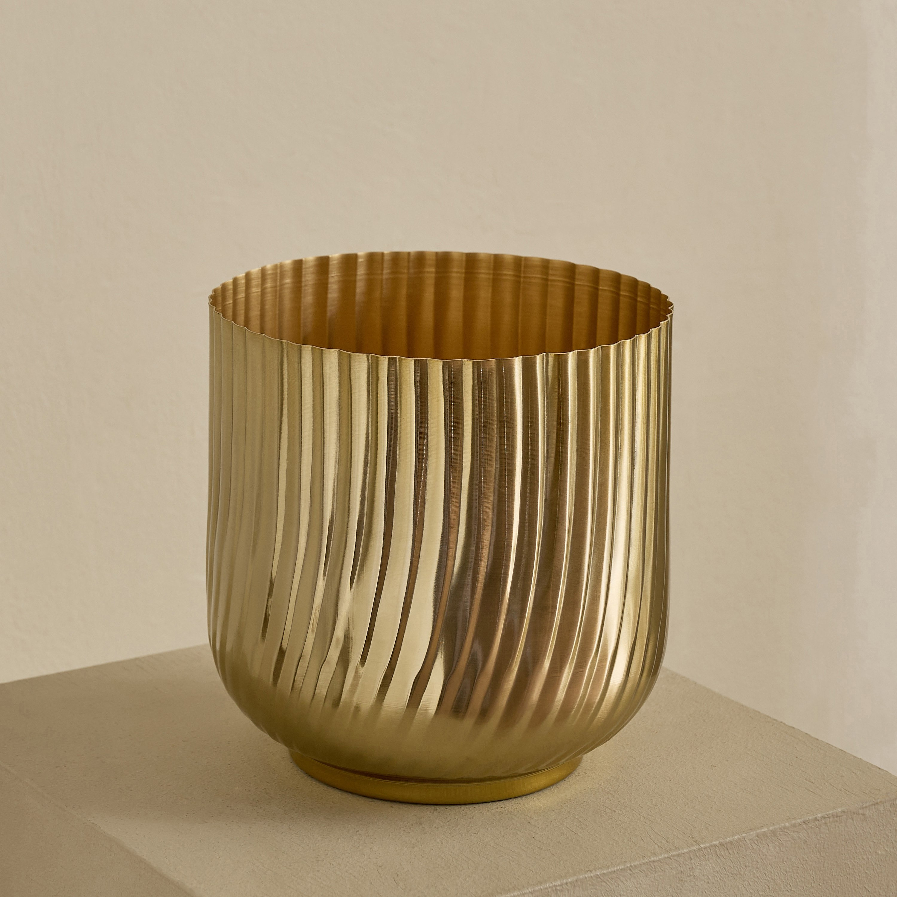 إناء زرع معدن فاخر من فيستا إيس – 19×19 سم-hbxhomeware-hbxdecorandfurnishings-image-6
