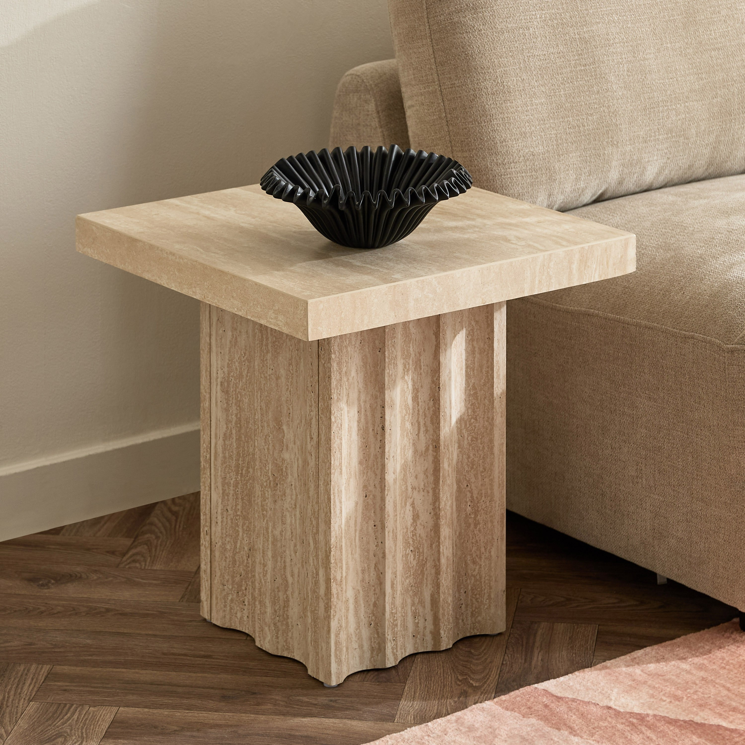 طاولة جانبية بسطح حجري ملبّد من إسكالوب-hbxfurniture-livingroom-endtables-image-1