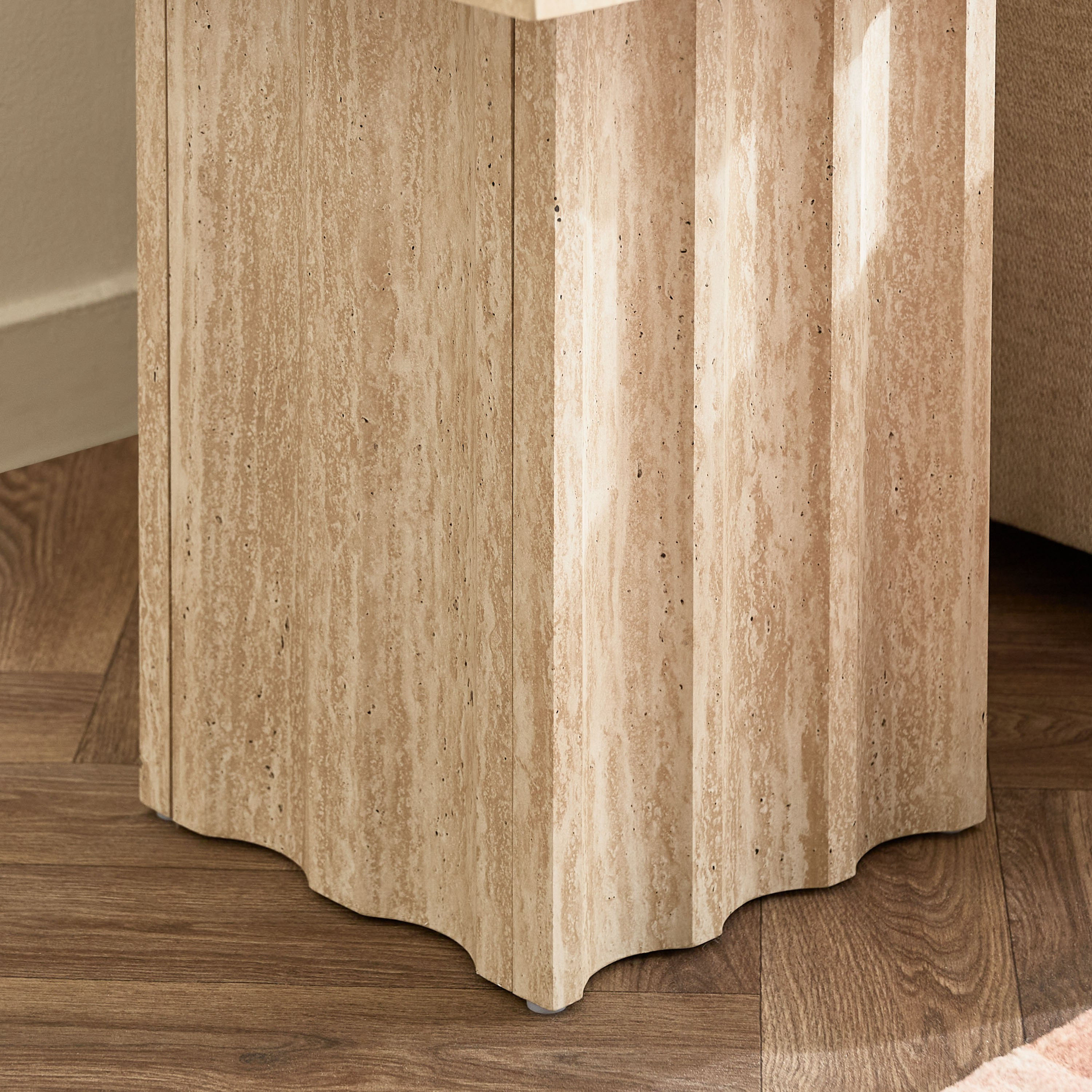 طاولة جانبية بسطح حجري ملبّد من إسكالوب-hbxfurniture-livingroom-endtables-image-4