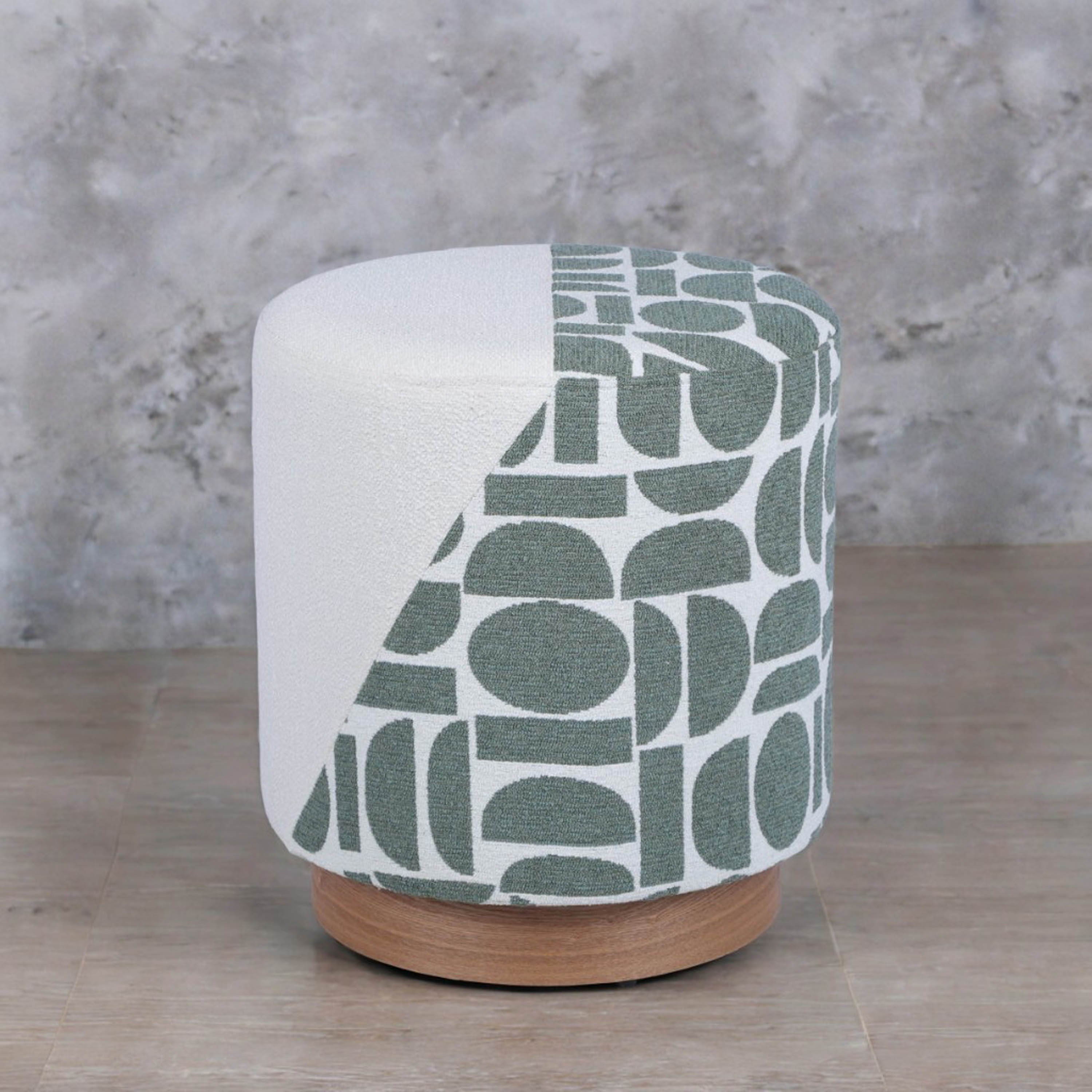مقعد عثماني قماشي من فيرو-hbxlivingroom-sofasandarmchairs-ottomansandfootstools-image-1