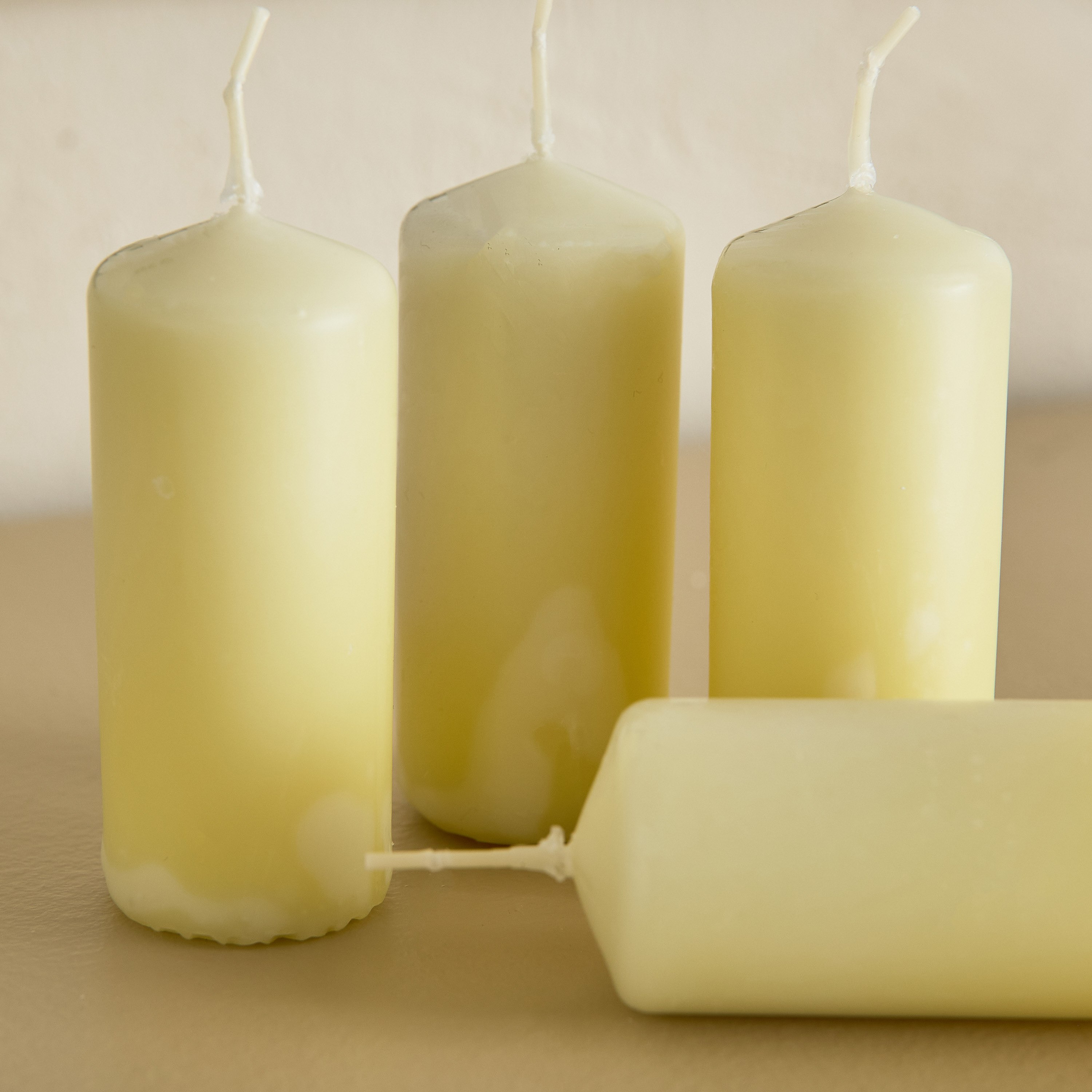 شموع عمودية من - طقم 4 قطع-hbxlivingroom-decorandaccessories-candles-image-3