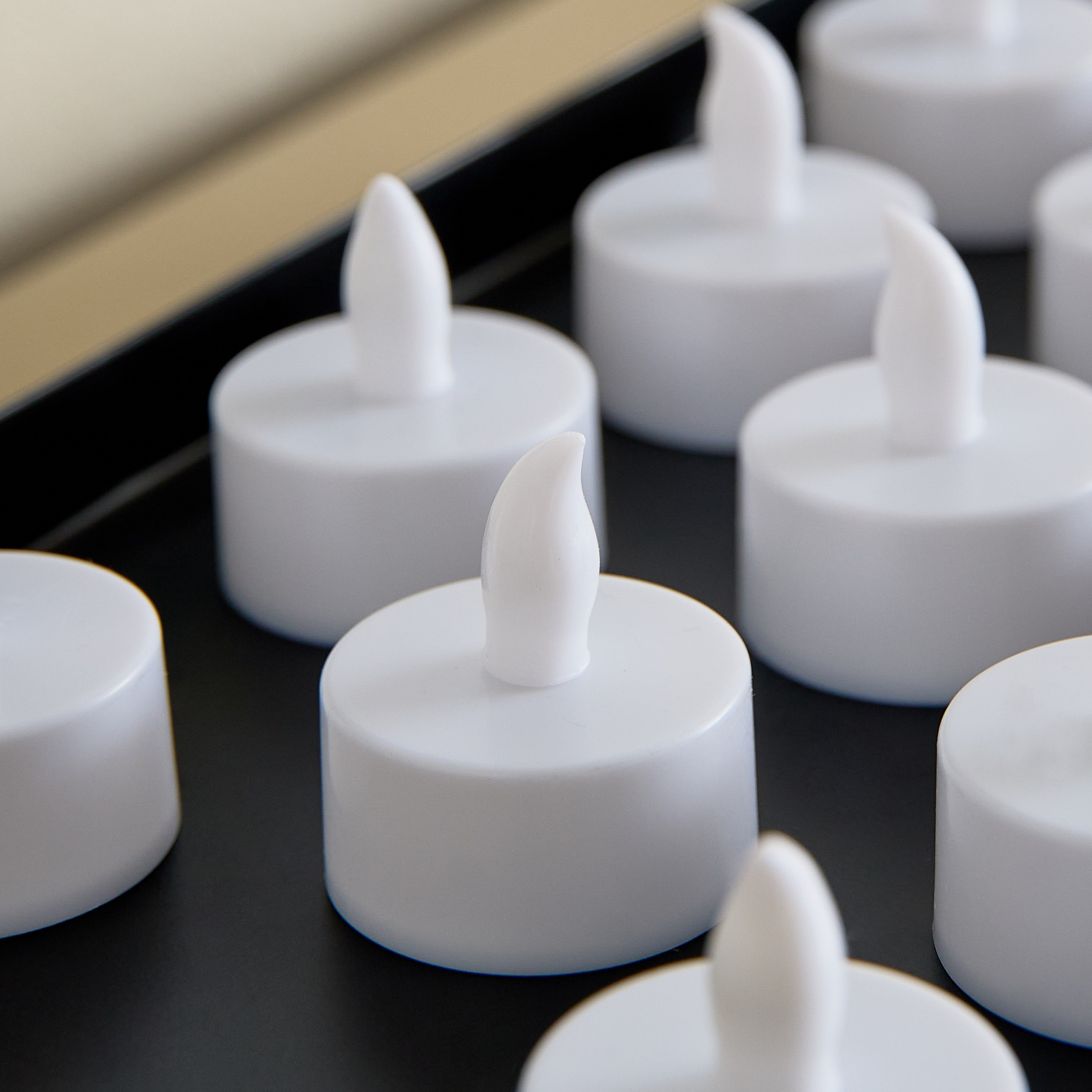 شموع صغيرة فوتيف إل إي دي بدون لهب من فيلورا - طقم من 12 قطعة-hbxlivingroom-decorandaccessories-candles-image-3