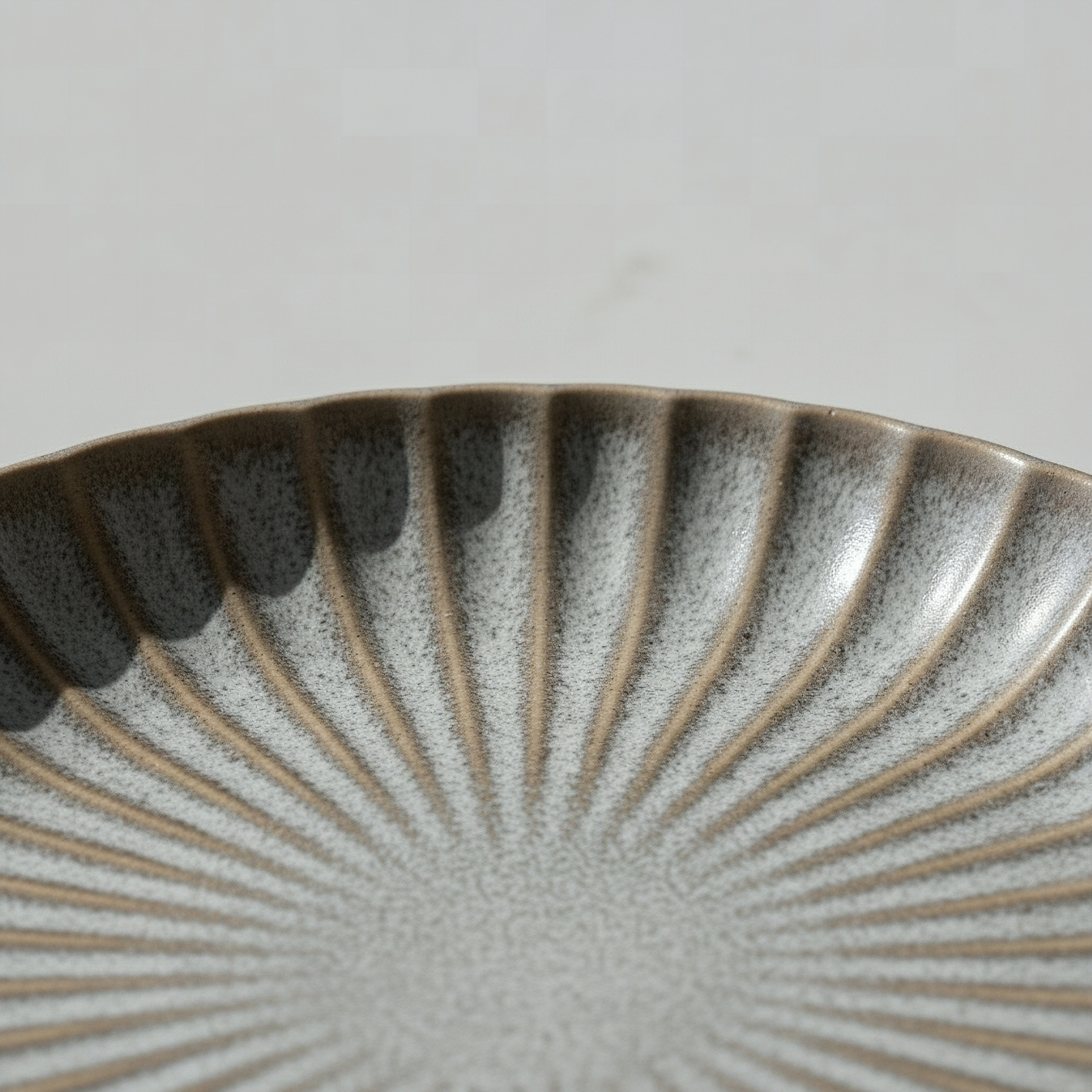 صحن عشاء بتصميم صدفي من سيام - 27 سم-hbxdecorandfurnishings-tabletop-crockery-image-2