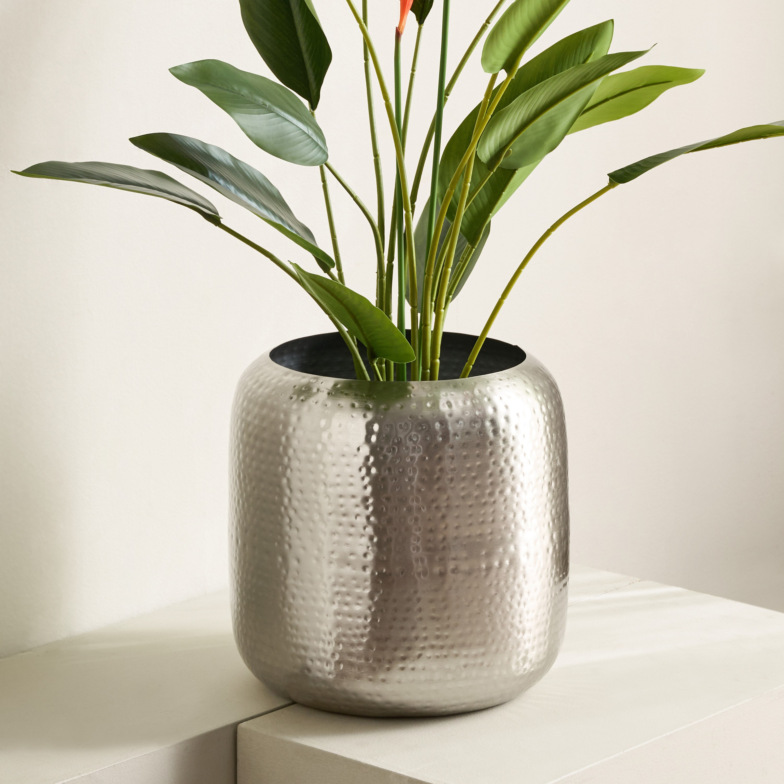 إناء زرع معدن مطروق أفيا من أوروم - 32x32x28.5  سم-hbxlivingroom-decorandaccessories-plantersandurns-image-5