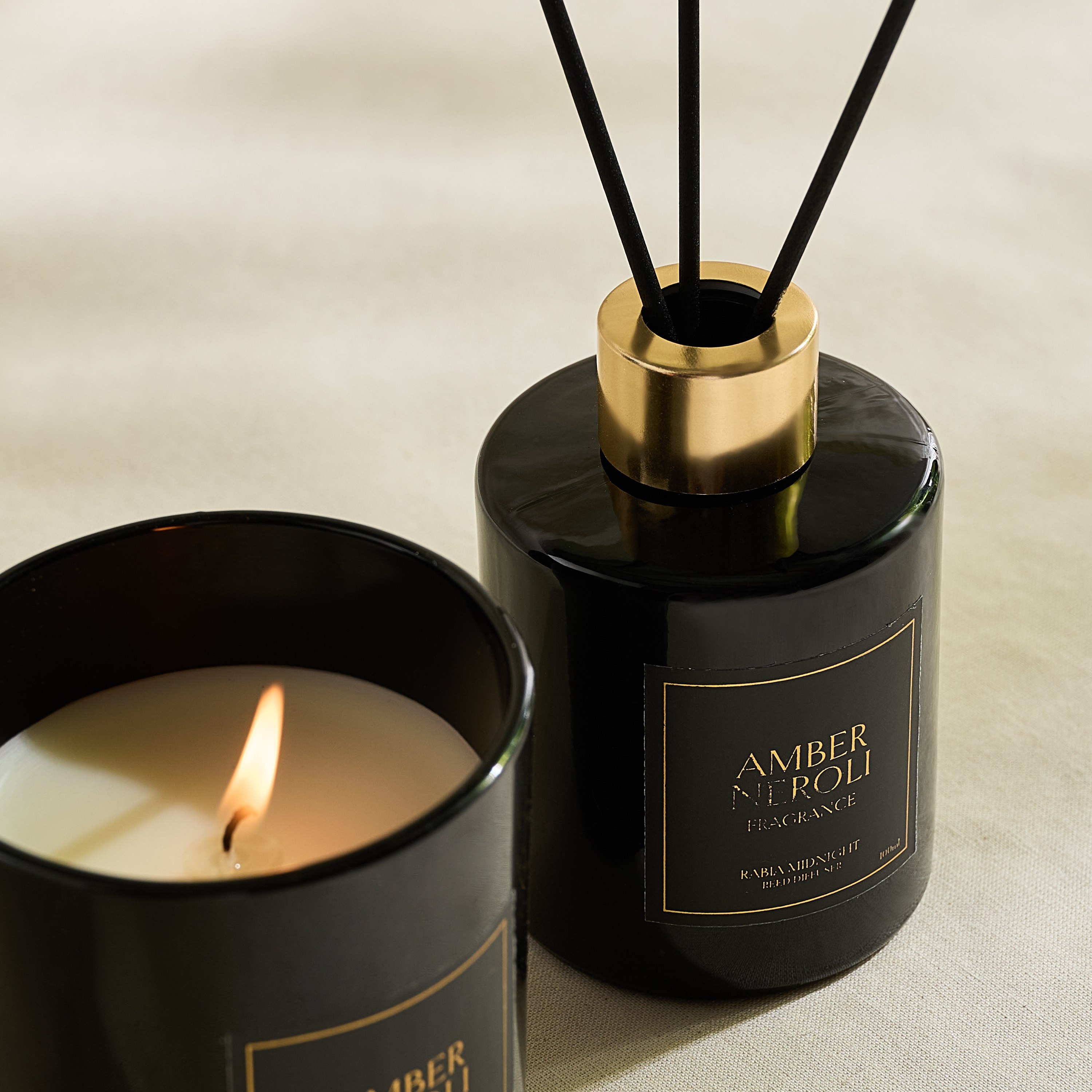 طقم هدايا شمعة وموزع عطور بالأعواد برائحة ميدنايت عنبر نيرولي من ربيع-hbxbedroom-homefragrance-diffusers-image-4