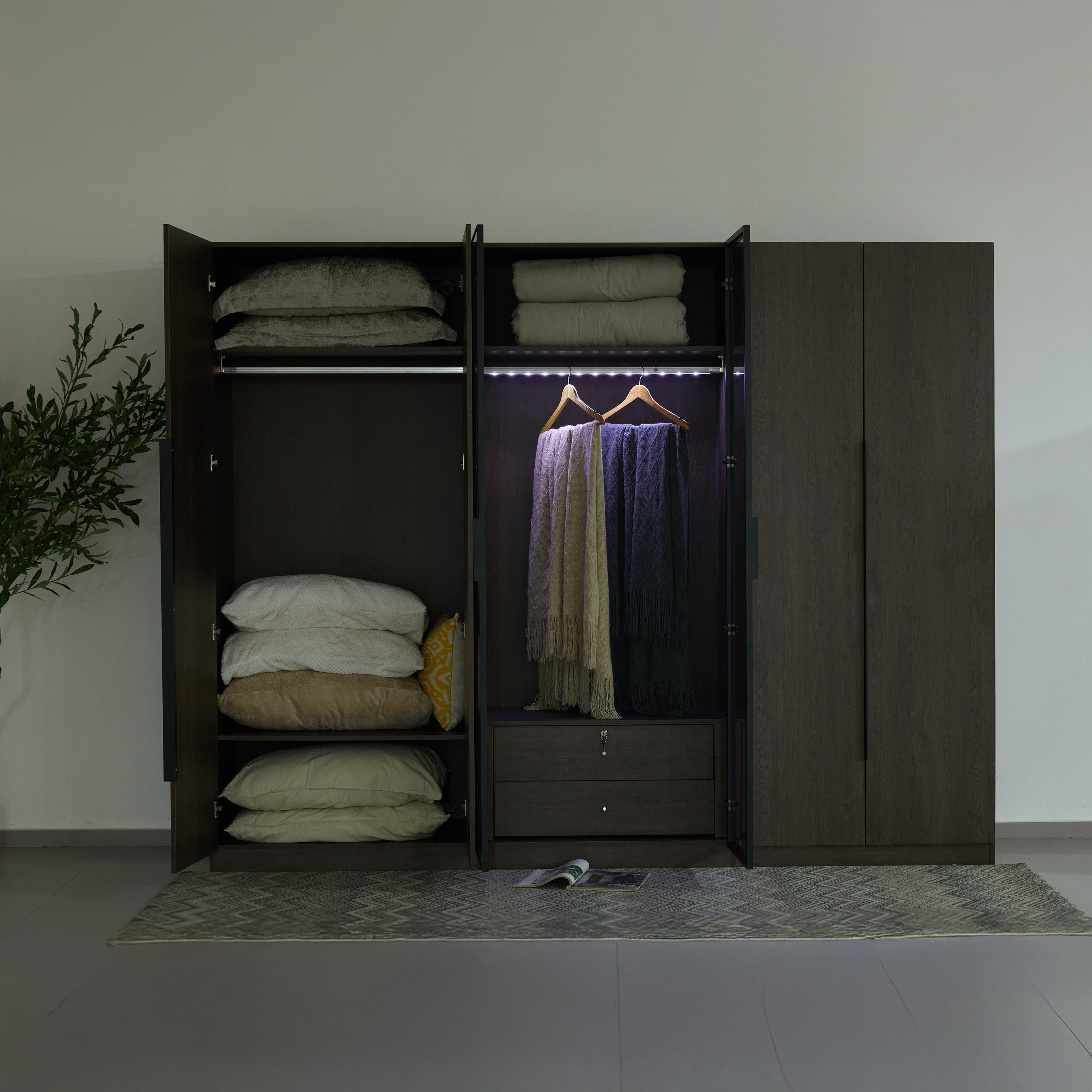 خزانة ملابس ذكية 6 أبواب بزجاج شفاف ودرجين من لومباردي-hbxfurniture-wardrobes-image-2