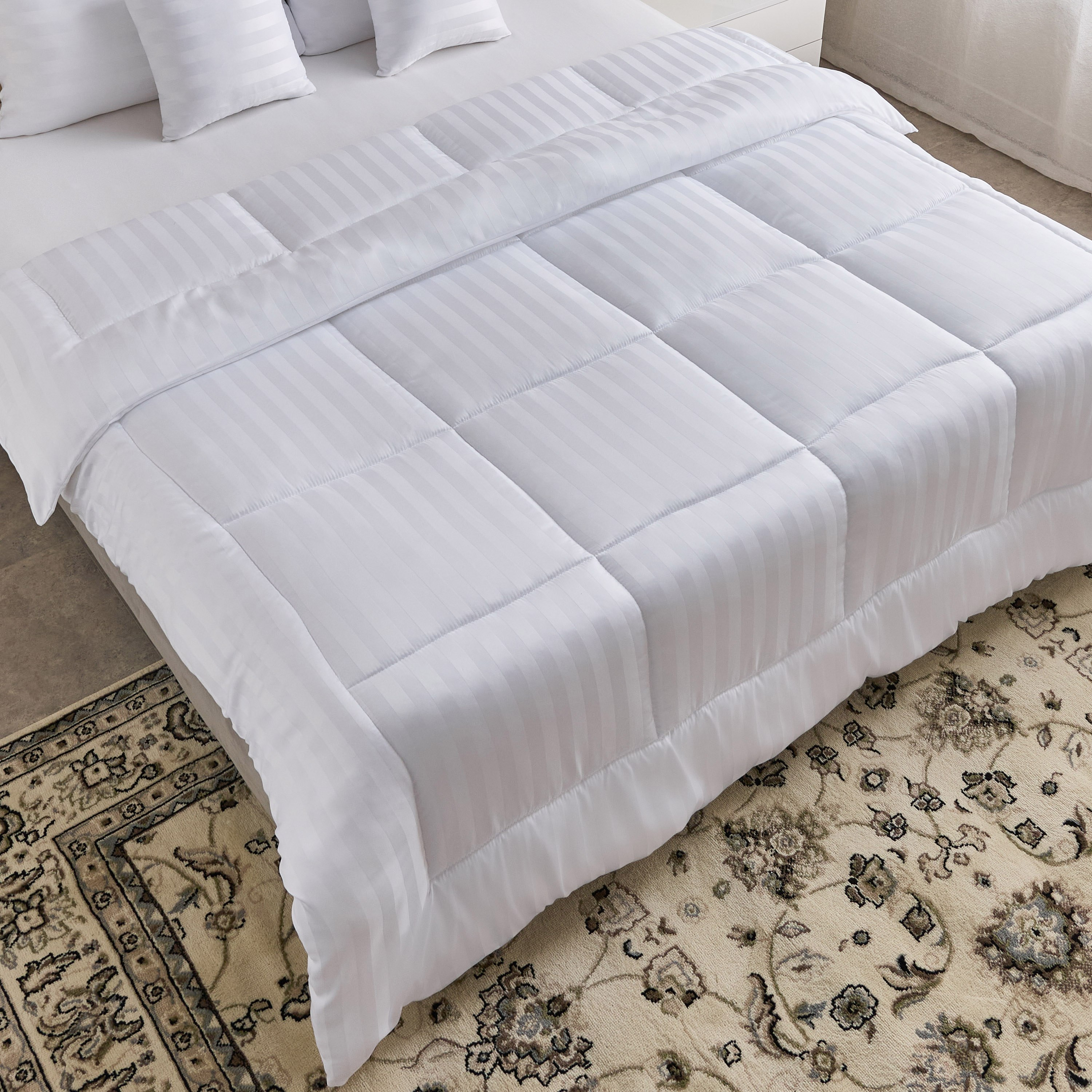 طقم لحاف كينج من الألياف الدقيقة بخطوط ستان 5 قطع من ستانفورد - 220x240 سم-hbxhomeware-hbxdecorandfurnishings-image-3
