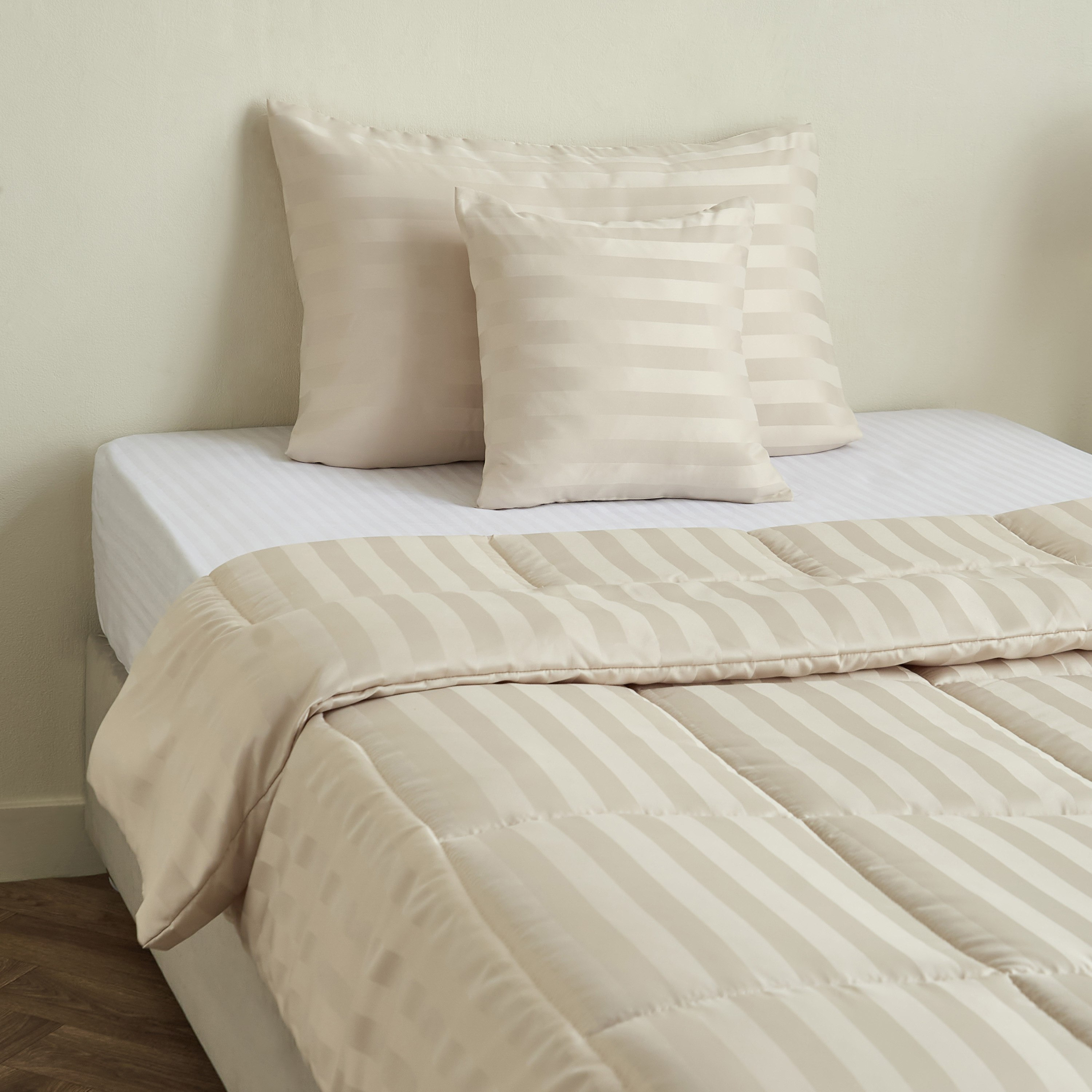 طقم لحاف توين مخطط ساتان 3 قطع من الألياف الدقيقة من ستانفورد - 160x220 سم-hbxhomeware-hbxdecorandfurnishings-image-1