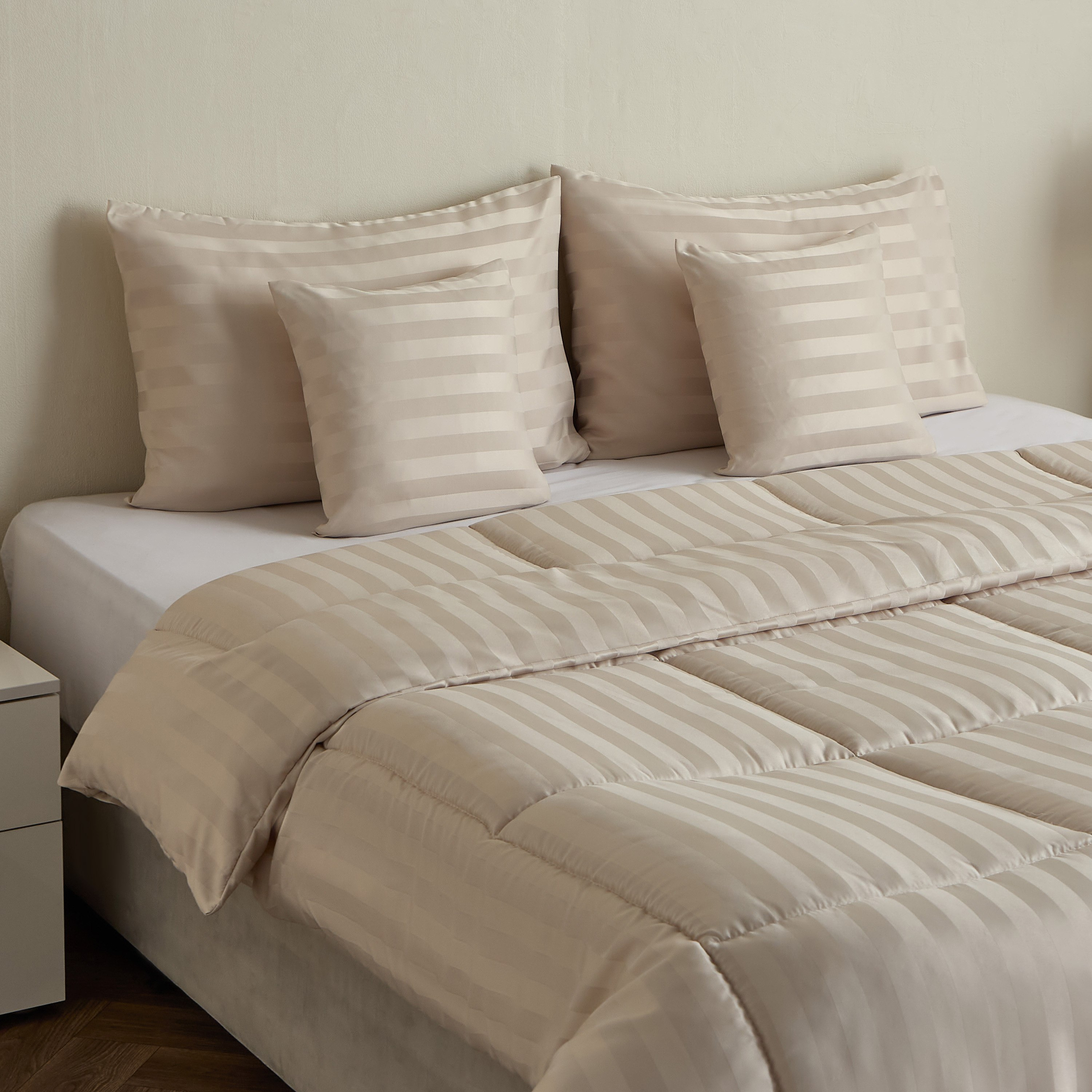 طقم لحاف كينج بخطوط ساتان من الألياف الدقيقة 5 قطع - ستانفورد - 220x240 سم-hbxhomeware-hbxdecorandfurnishings-image-1