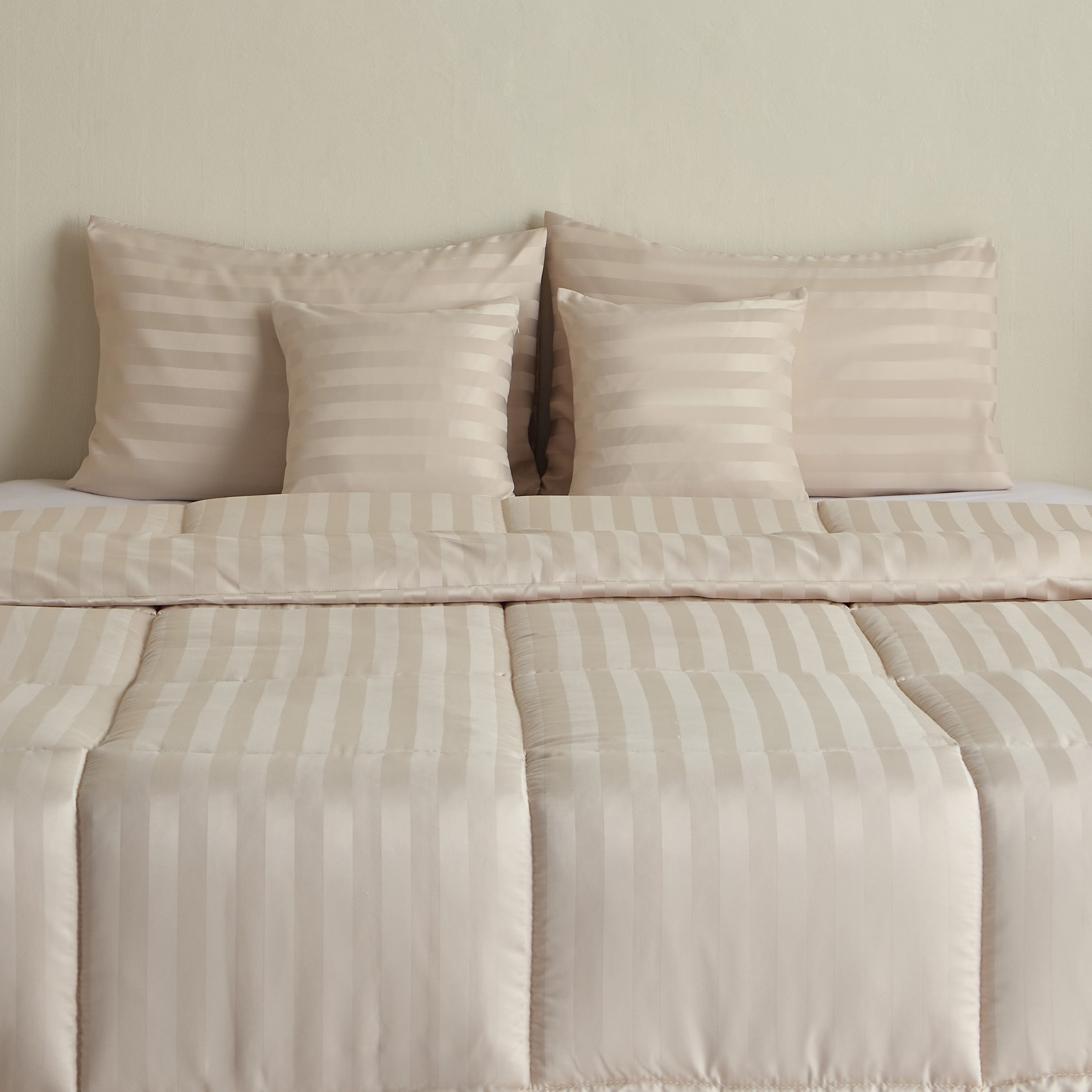 طقم لحاف كينج بخطوط ساتان من الألياف الدقيقة 5 قطع - ستانفورد - 220x240 سم-hbxhomeware-hbxdecorandfurnishings-image-2