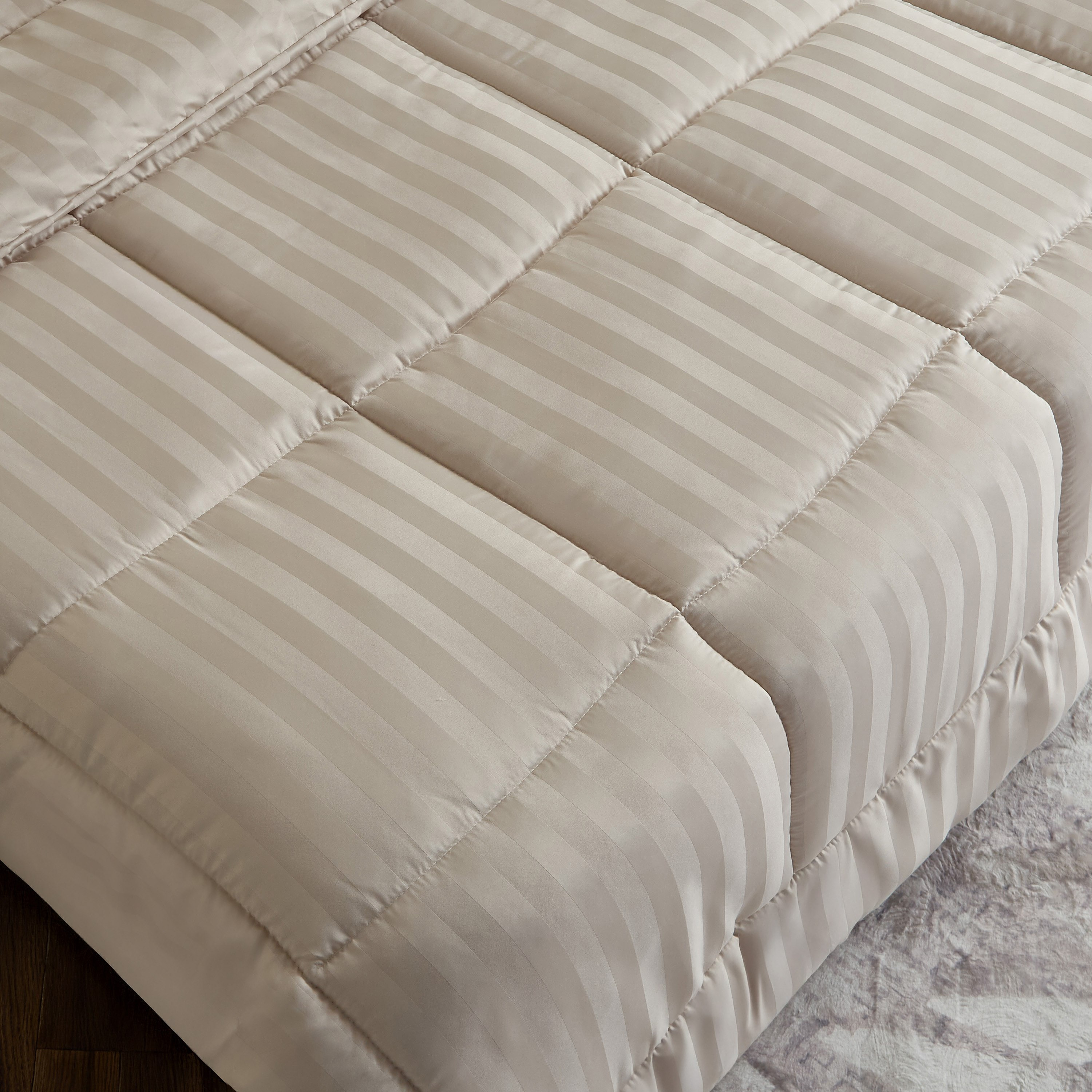 طقم لحاف كينج بخطوط ساتان من الألياف الدقيقة 5 قطع - ستانفورد - 220x240 سم-hbxhomeware-hbxdecorandfurnishings-image-4