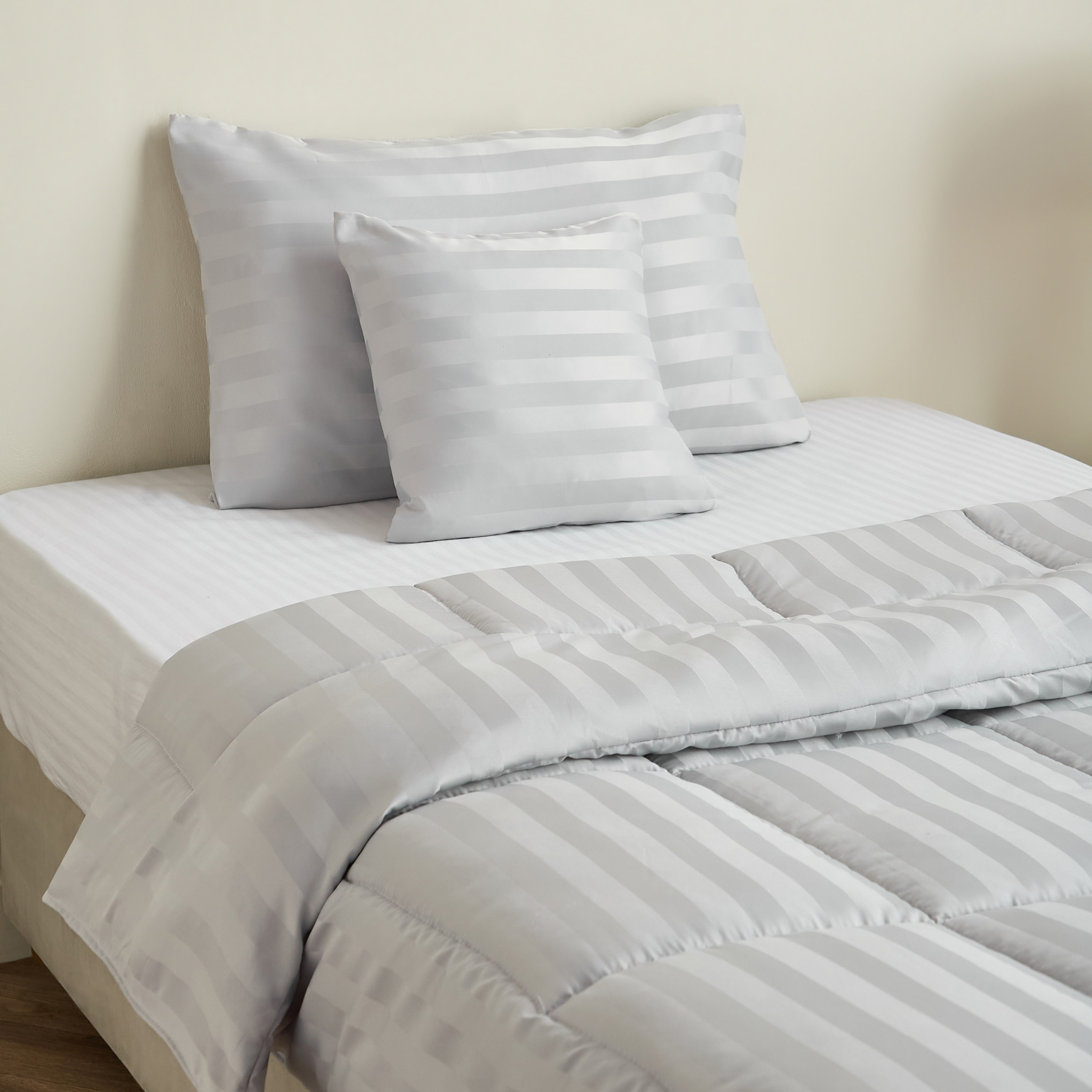 طقم لحاف توين مخطط ساتان 3 قطع من الألياف الدقيقة من ستانفورد - 160x220 سم-hbxhomeware-hbxdecorandfurnishings-image-1