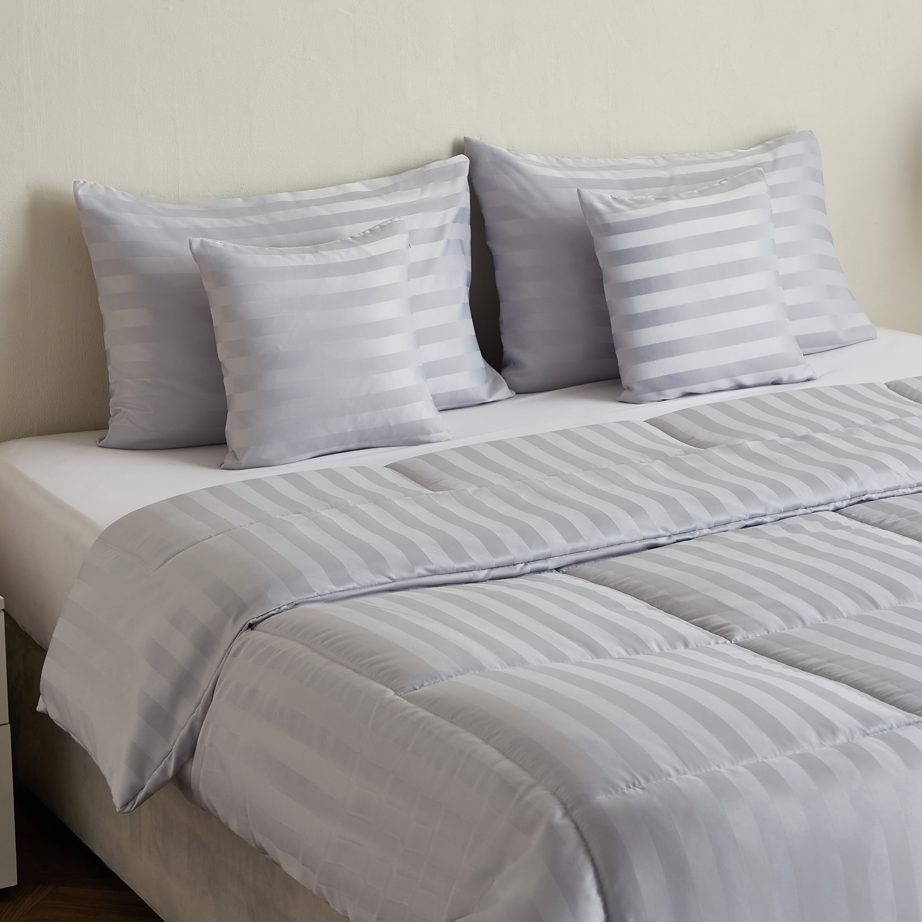 طقم لحاف كينج من الألياف الدقيقة بخطوط ساتان 5 قطع من ستانفورد - 220×240 سم-hbxhomeware-hbxdecorandfurnishings-image-1