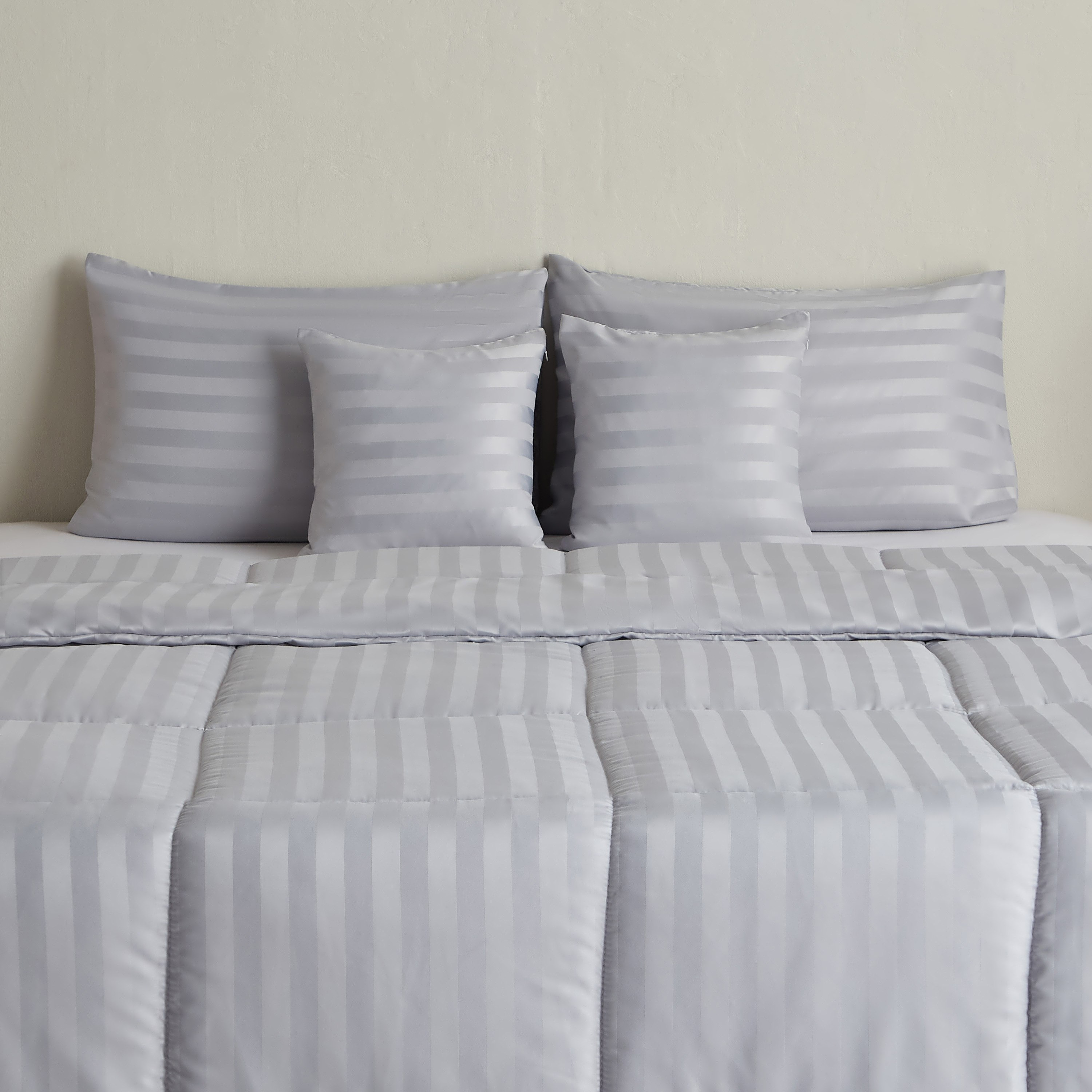 طقم لحاف كينج من الألياف الدقيقة بخطوط ساتان 5 قطع من ستانفورد - 220×240 سم-hbxhomeware-hbxdecorandfurnishings-image-2