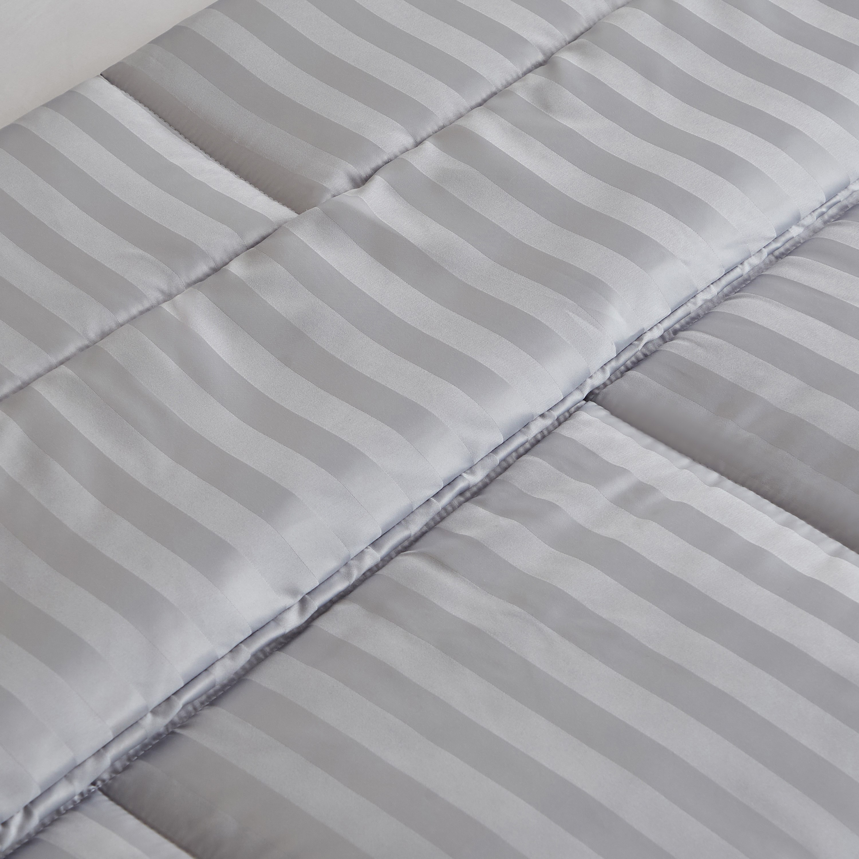 طقم لحاف كينج من الألياف الدقيقة بخطوط ساتان 5 قطع من ستانفورد - 220×240 سم-hbxhomeware-hbxdecorandfurnishings-image-3