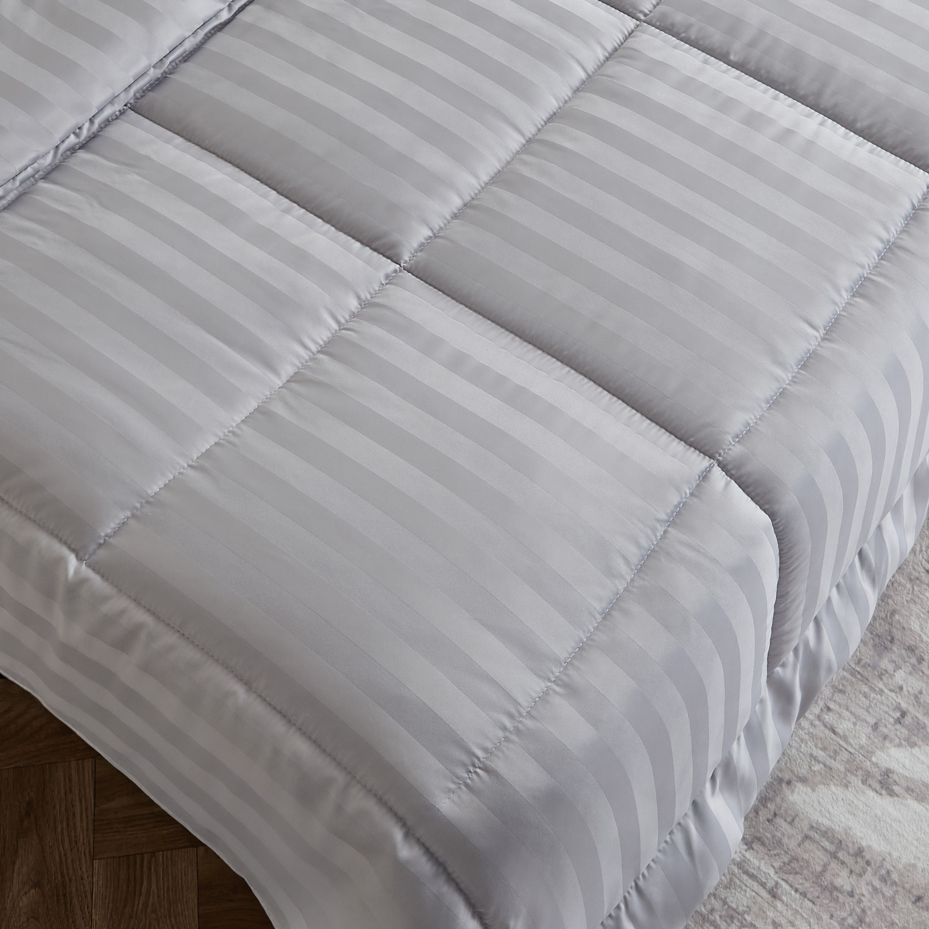 طقم لحاف كينج من الألياف الدقيقة بخطوط ساتان 5 قطع من ستانفورد - 220×240 سم-hbxhomeware-hbxdecorandfurnishings-image-4