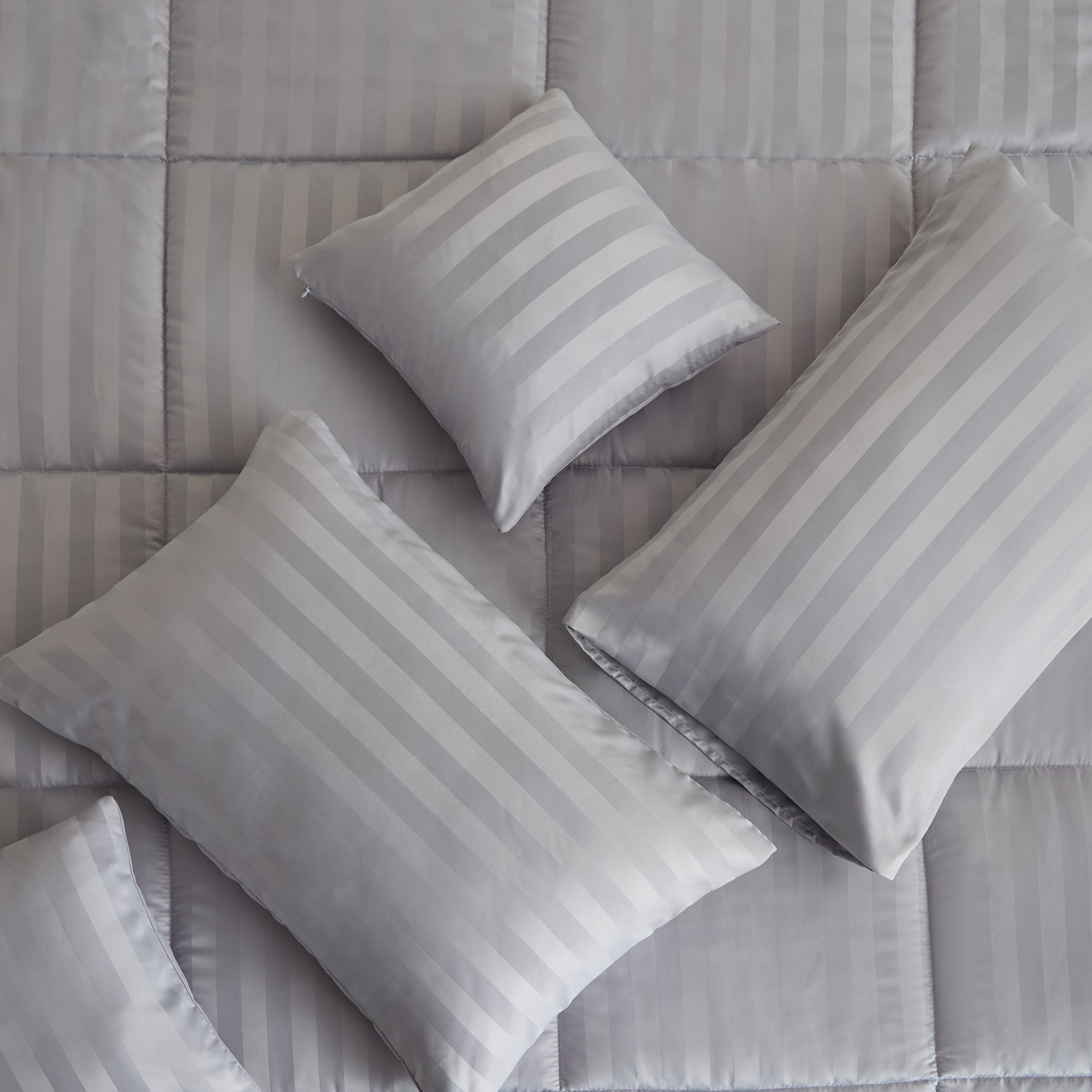 طقم لحاف كينج من الألياف الدقيقة بخطوط ساتان 5 قطع من ستانفورد - 220×240 سم-hbxhomeware-hbxdecorandfurnishings-image-5