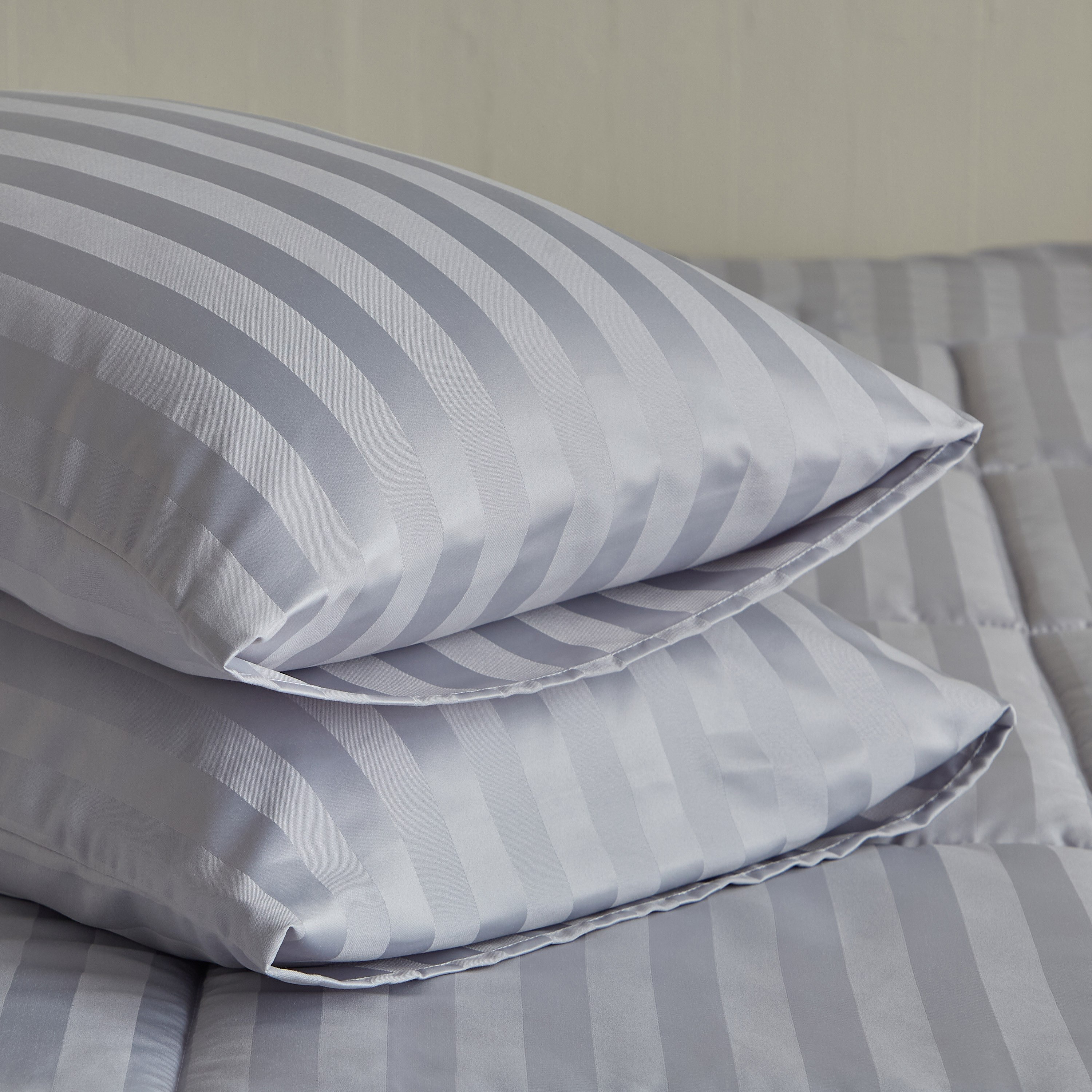 طقم لحاف كينج من الألياف الدقيقة بخطوط ساتان 5 قطع من ستانفورد - 220×240 سم-hbxhomeware-hbxdecorandfurnishings-image-7