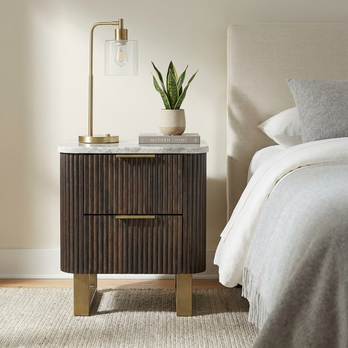 طاولة سرير جانبية بدرجين من الخشب الصلب مع سطح رخام أصلي من كافون فابيو-hbxfurniture-bedroom-nightstands-image-1