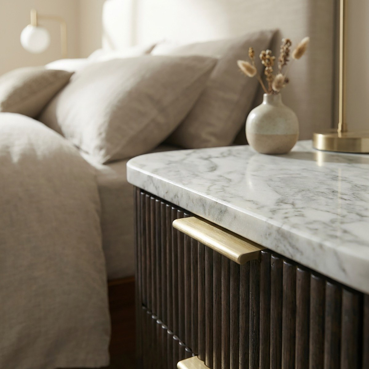 طاولة سرير جانبية بدرجين من الخشب الصلب مع سطح رخام أصلي من كافون فابيو-hbxfurniture-bedroom-nightstands-image-3