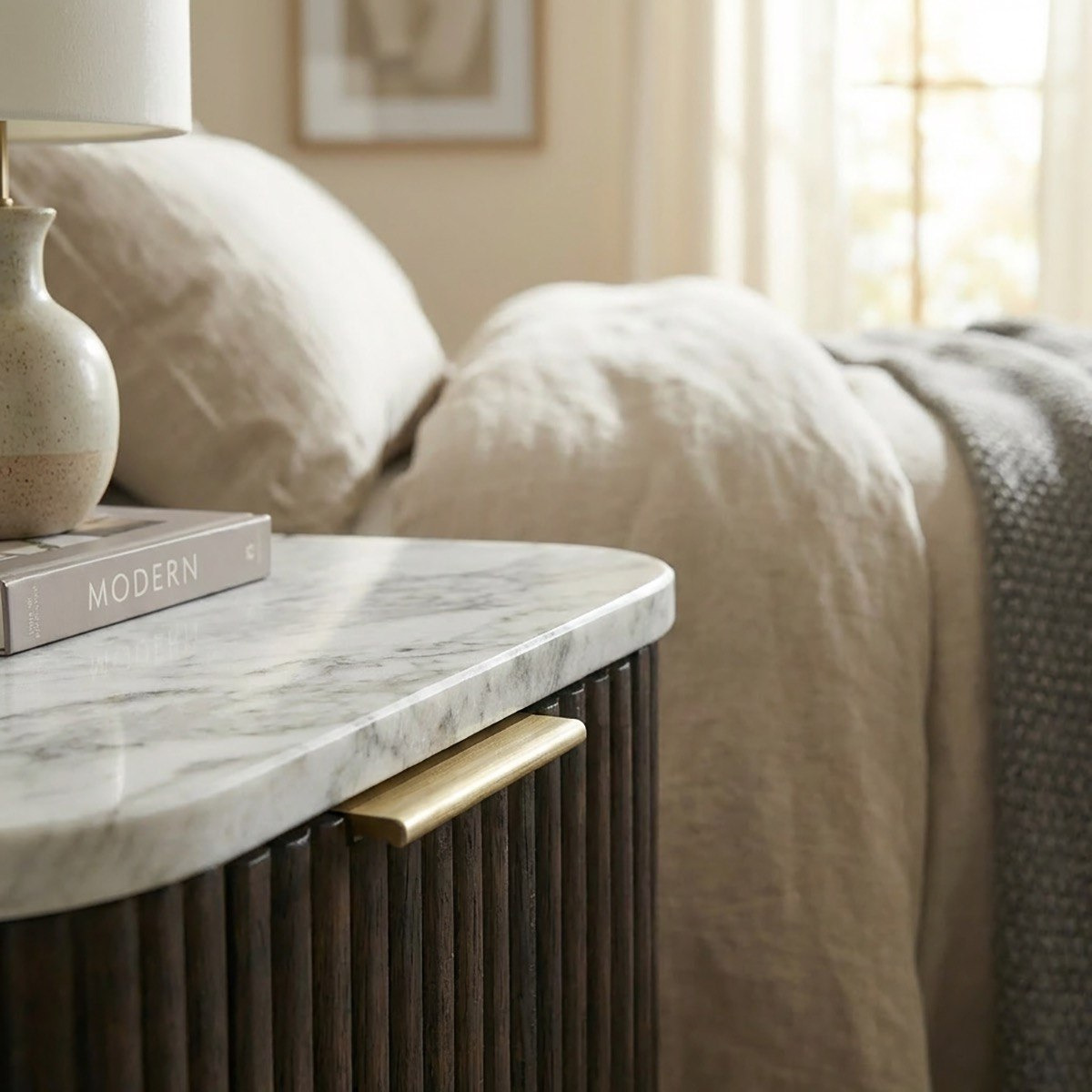 طاولة سرير جانبية بدرجين من الخشب الصلب مع سطح رخام أصلي من كافون فابيو-hbxfurniture-bedroom-nightstands-image-4